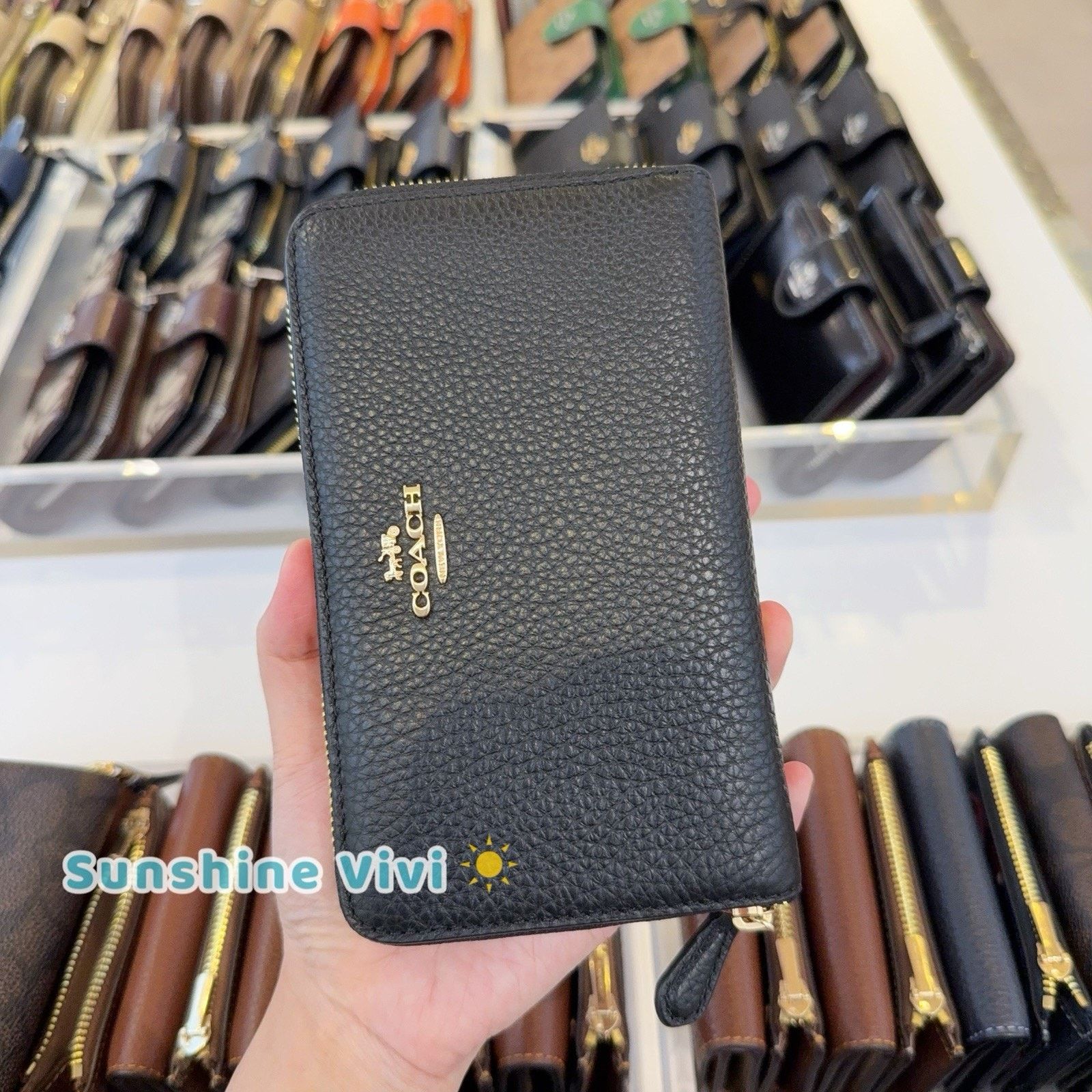 Coach NWT Coach Medium Id Zip Wallet Leather Gold/Black C4124 Size ONE SIZE - 1 Thumbnail