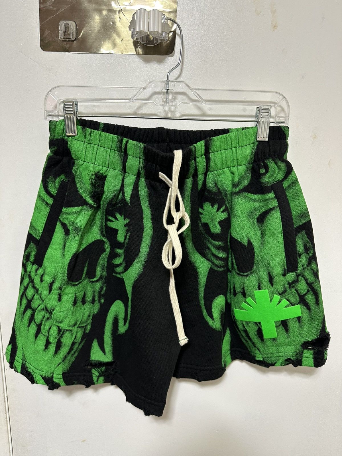 Vertabrae Vertabrae Green Skull Shorts Size US 28 / EU 44 - 1 Thumbnail