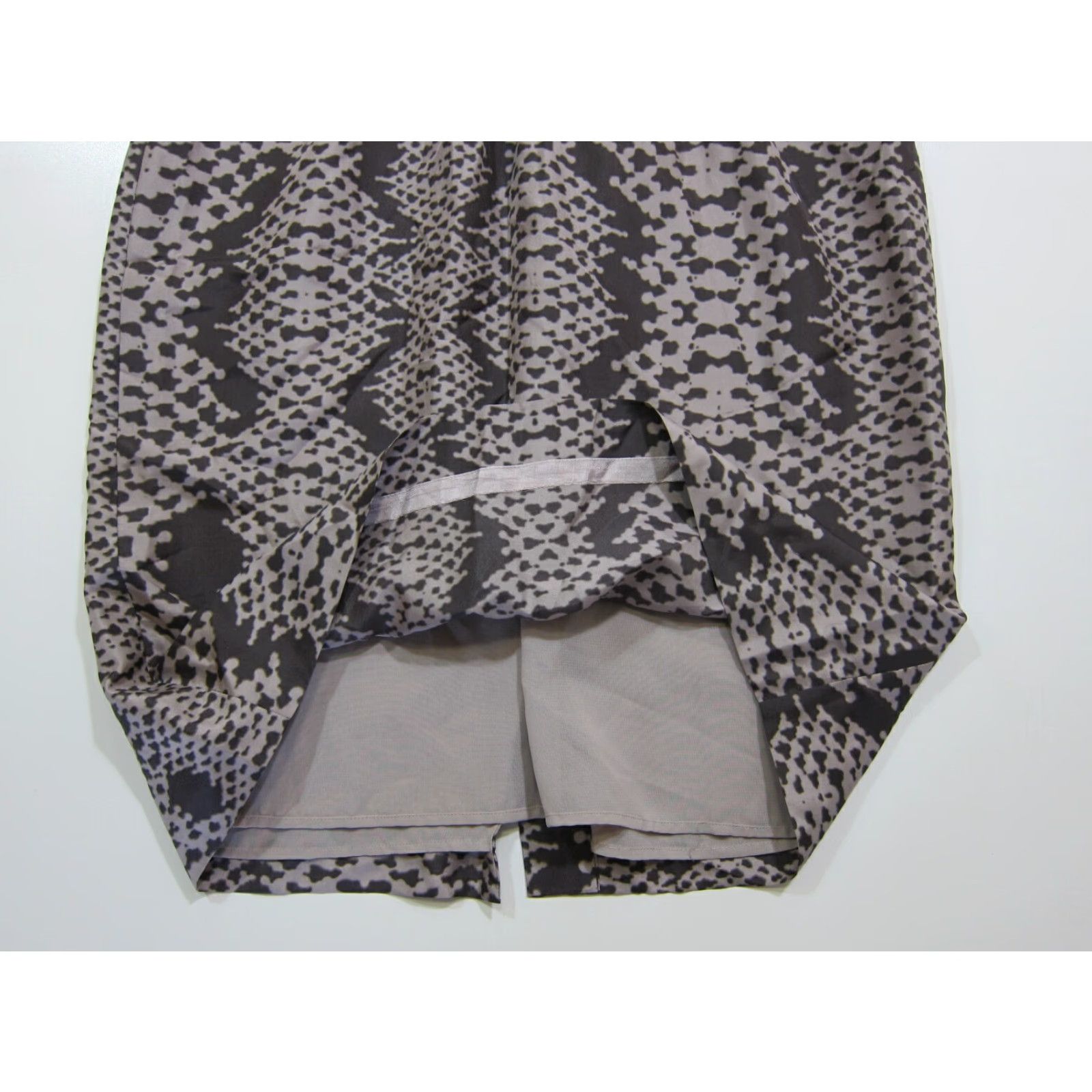 Banana Republic Banana Republic 100% Silk Grey Snake Print V-Neck Sleeveless Dress Women 6/M Size M / US 6-8 / IT 42-44 - 6 Thumbnail