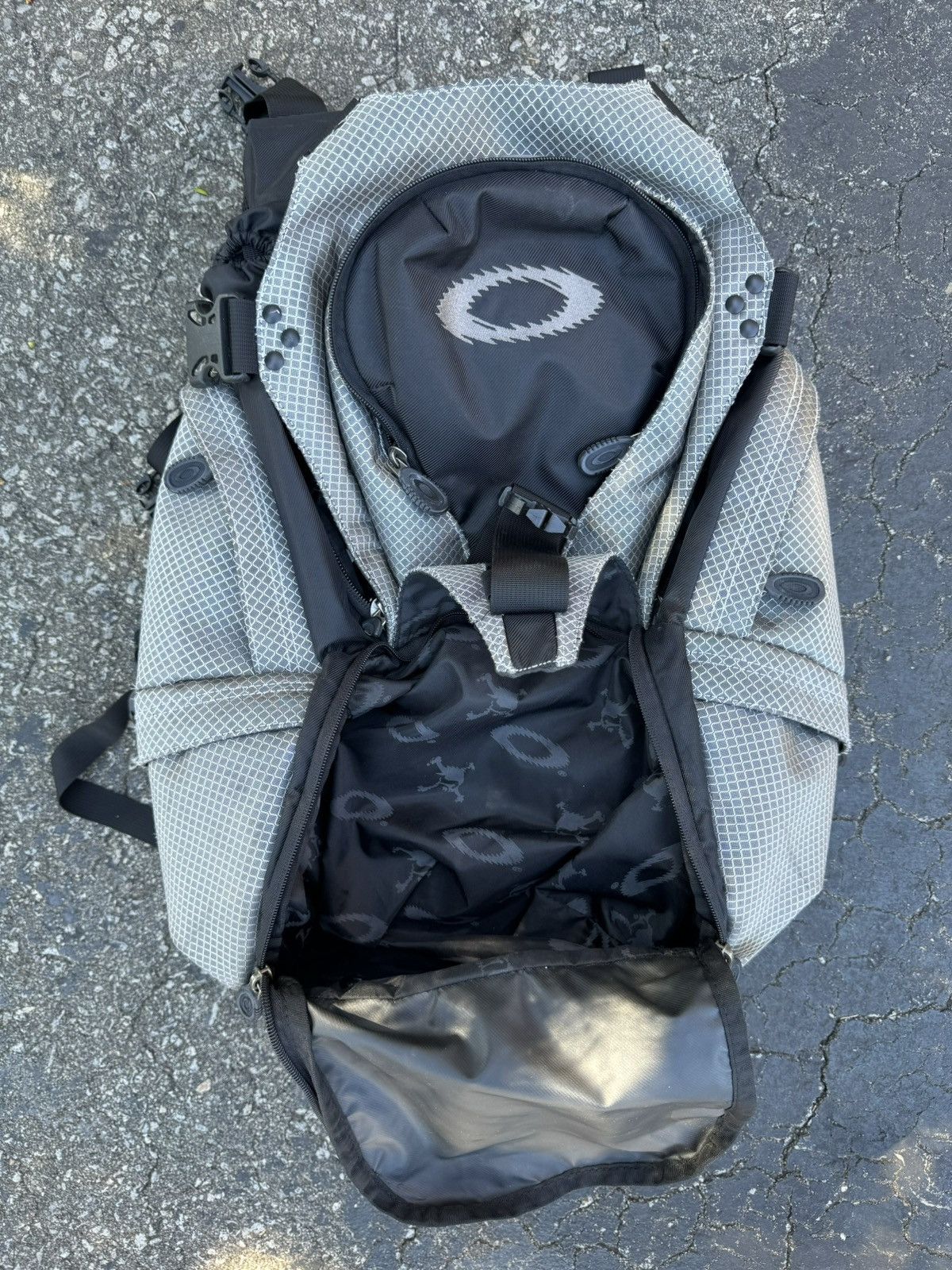 Oakley × Vintage 2004 Oakley waterproof backpack black/silver Size ONE SIZE - 6 Thumbnail