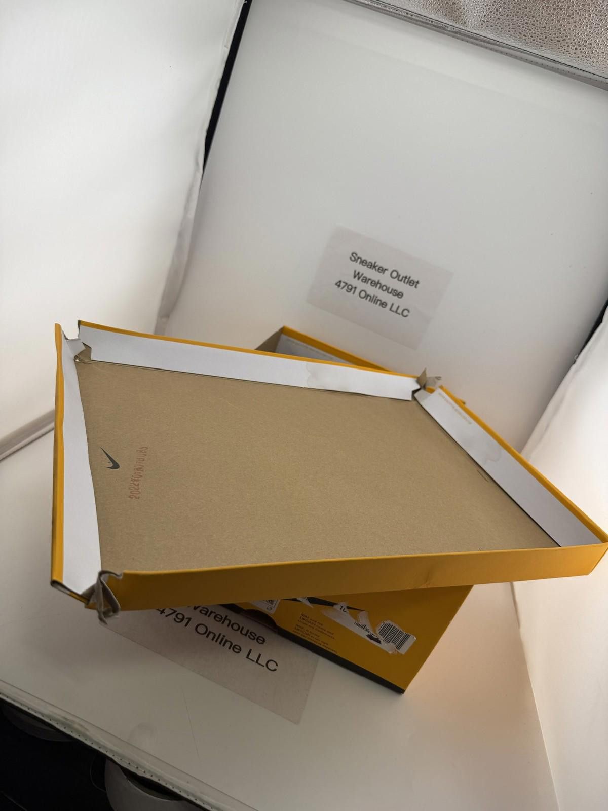Nike Nike Air Jordan 1 Taxi US 10.5 New with Box D2466 Size US 10.5 / EU 43-44 - 8 Thumbnail
