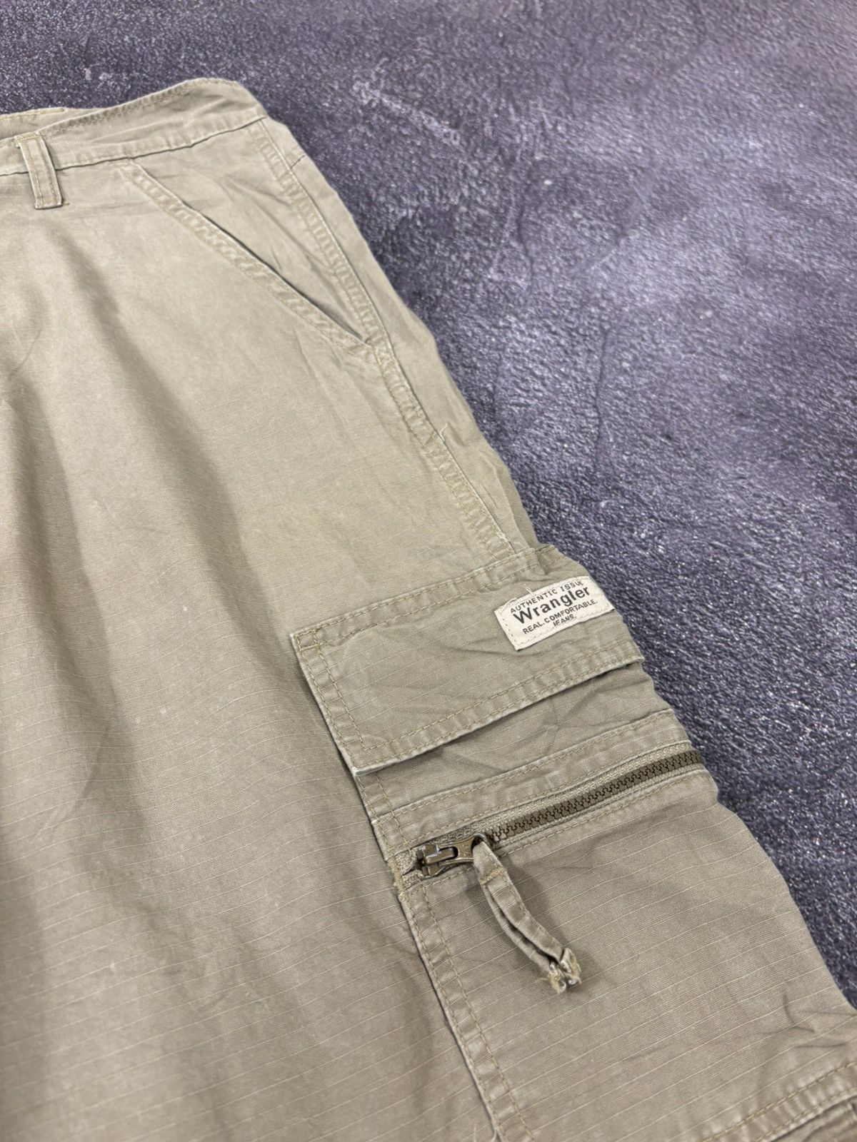 Vintage Vintage Wrangler USA Zip Pocket Hype Baggy Cargo Shorts Size US 36 / EU 52 - 7 Thumbnail
