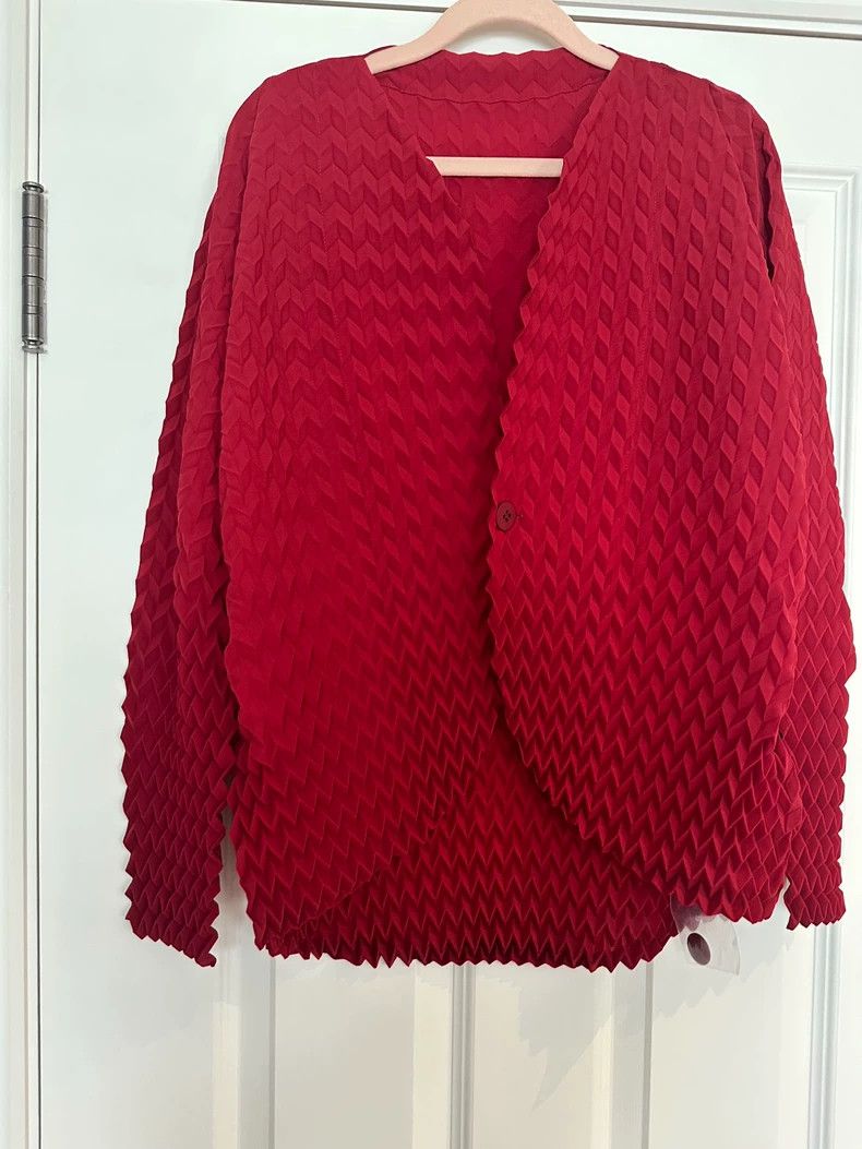 Issey Miyake Issey Miyake size:2 Red fish-scale cardigan Size M / US 6-8 / IT 42-44 - 2 Thumbnail