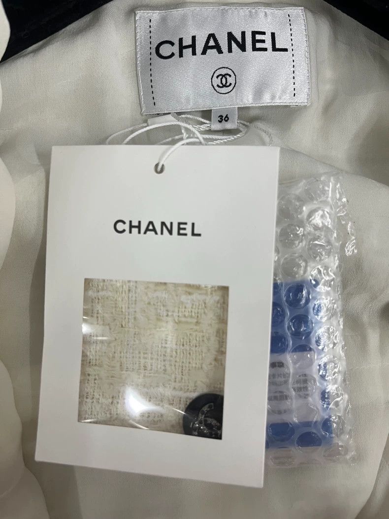 Chanel Chanel White tweed black and white rolled edge diamond buc Size XS / US 0-2 / IT 36-38 - 4 Thumbnail