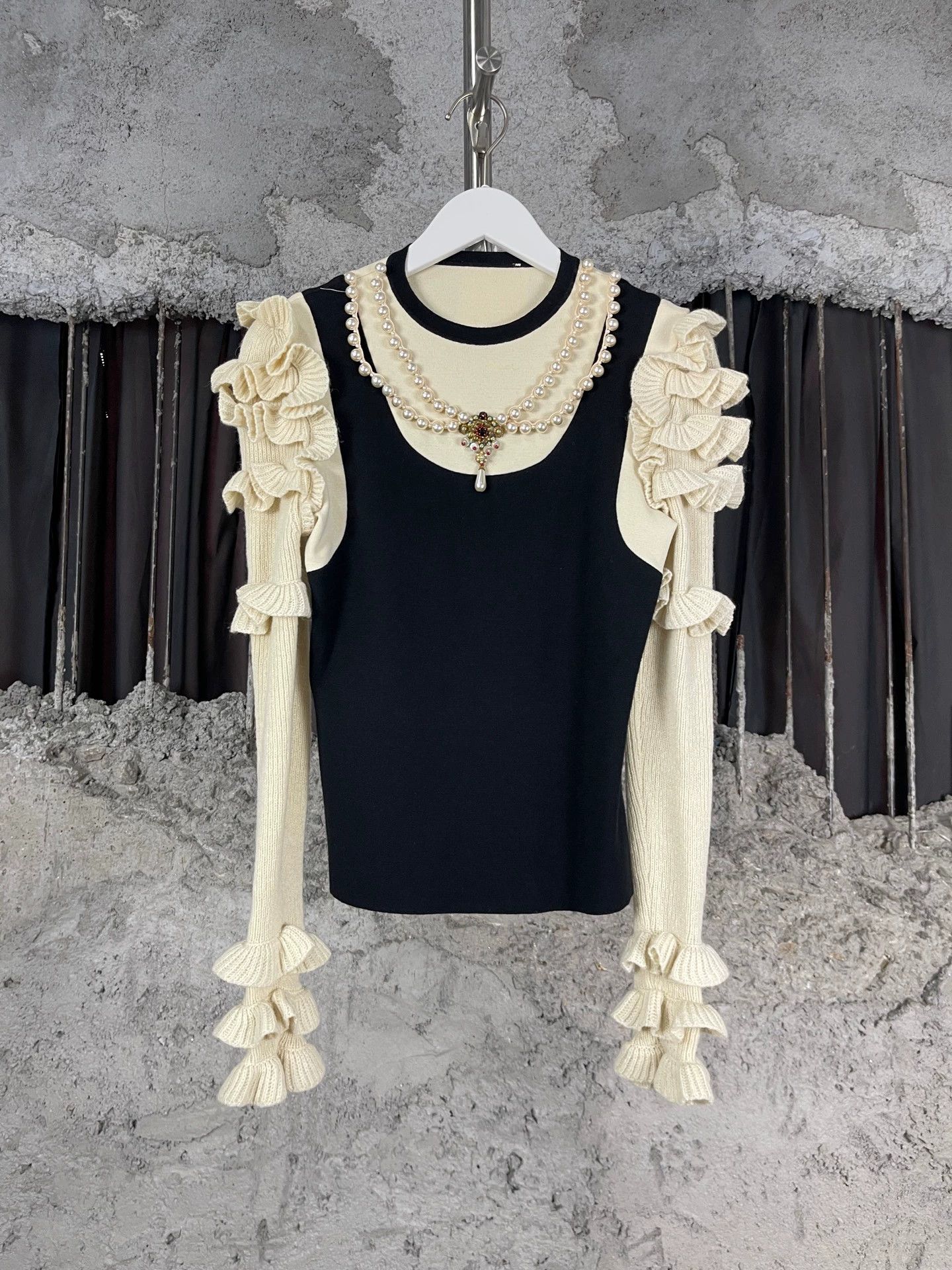 Gucci Gucci Pearl Sweater XXS 99 New Tag Removed Size XXS / US 00 / IT 34 - 1 Thumbnail