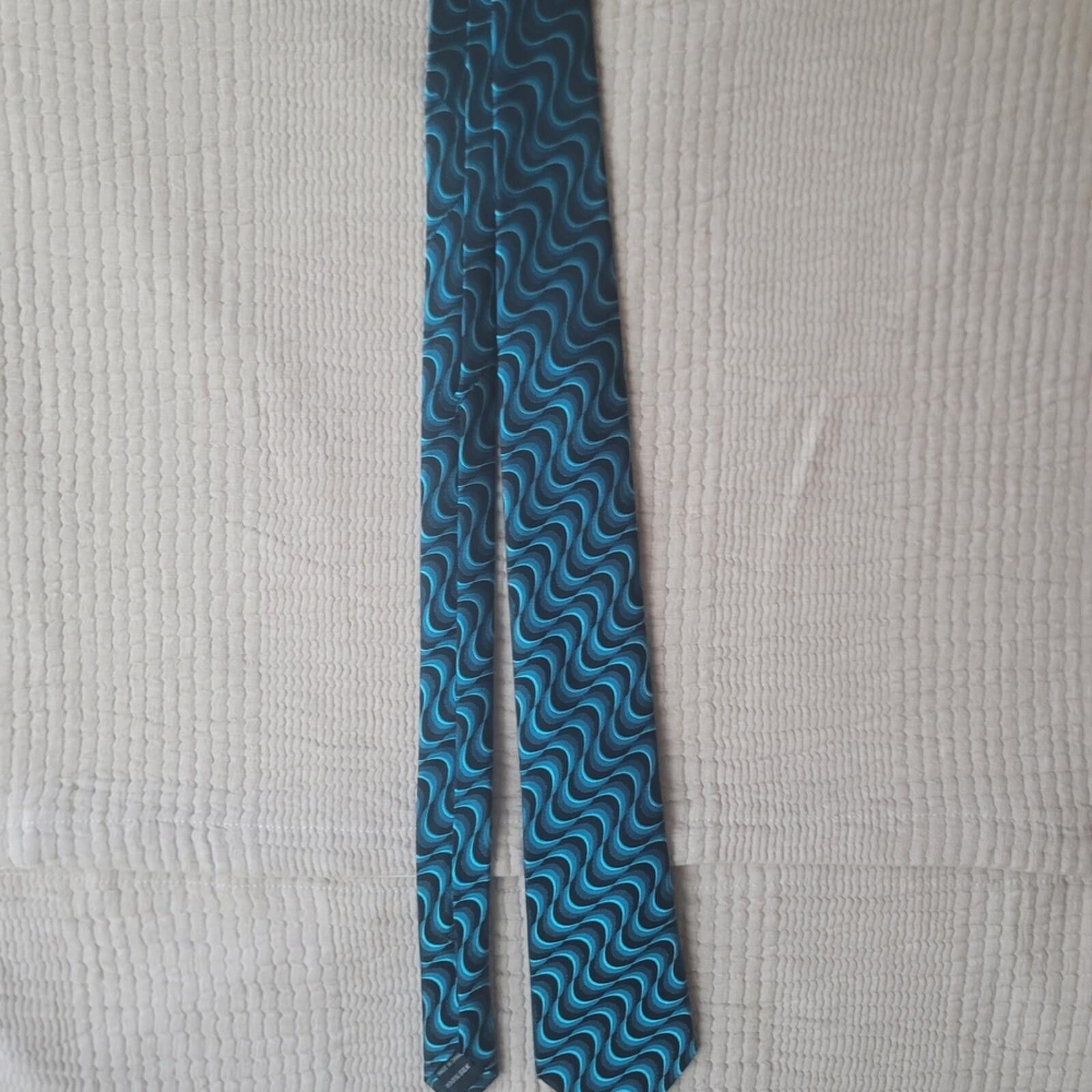 Other Blue Wave Pattern Silk Men's Tie EUC Size ONE SIZE - 1 Thumbnail
