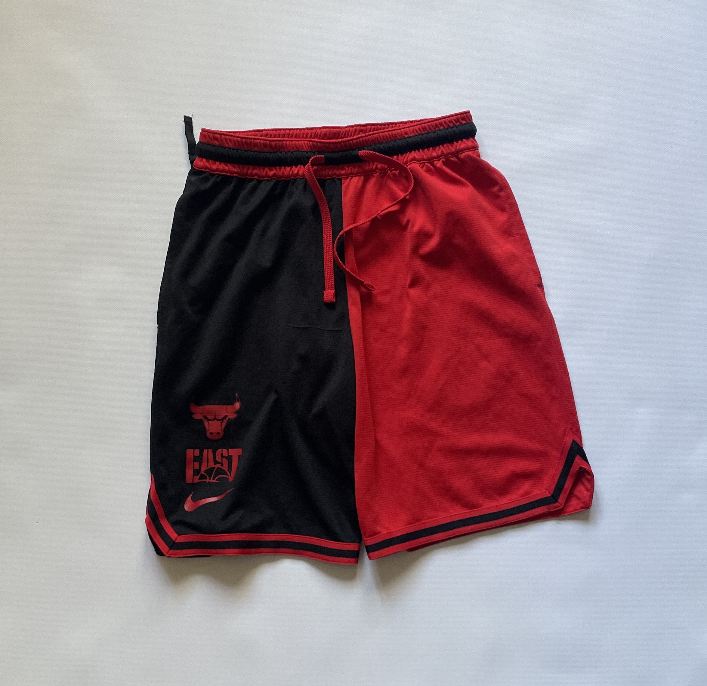 Nike Chicago Bulls Courtside NIKE NBA Shorts Size US 30 / EU 46 - 1 Thumbnail