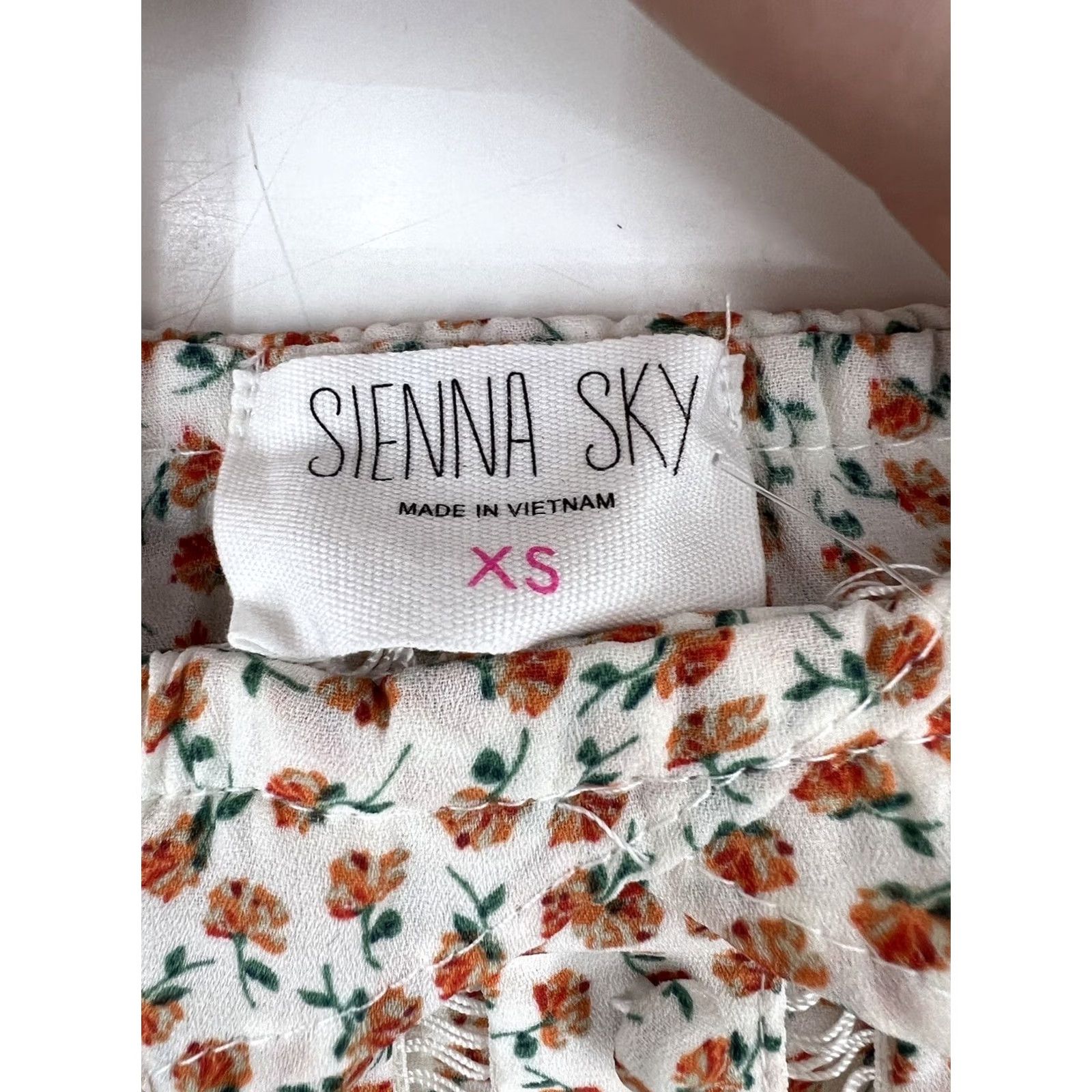 Vintage NWTs Womens Sienna Sky Blouse XS White Floral Off the Shoulder Button Up Shirt Size XS / US 0-2 / IT 36-38 - 6 Thumbnail