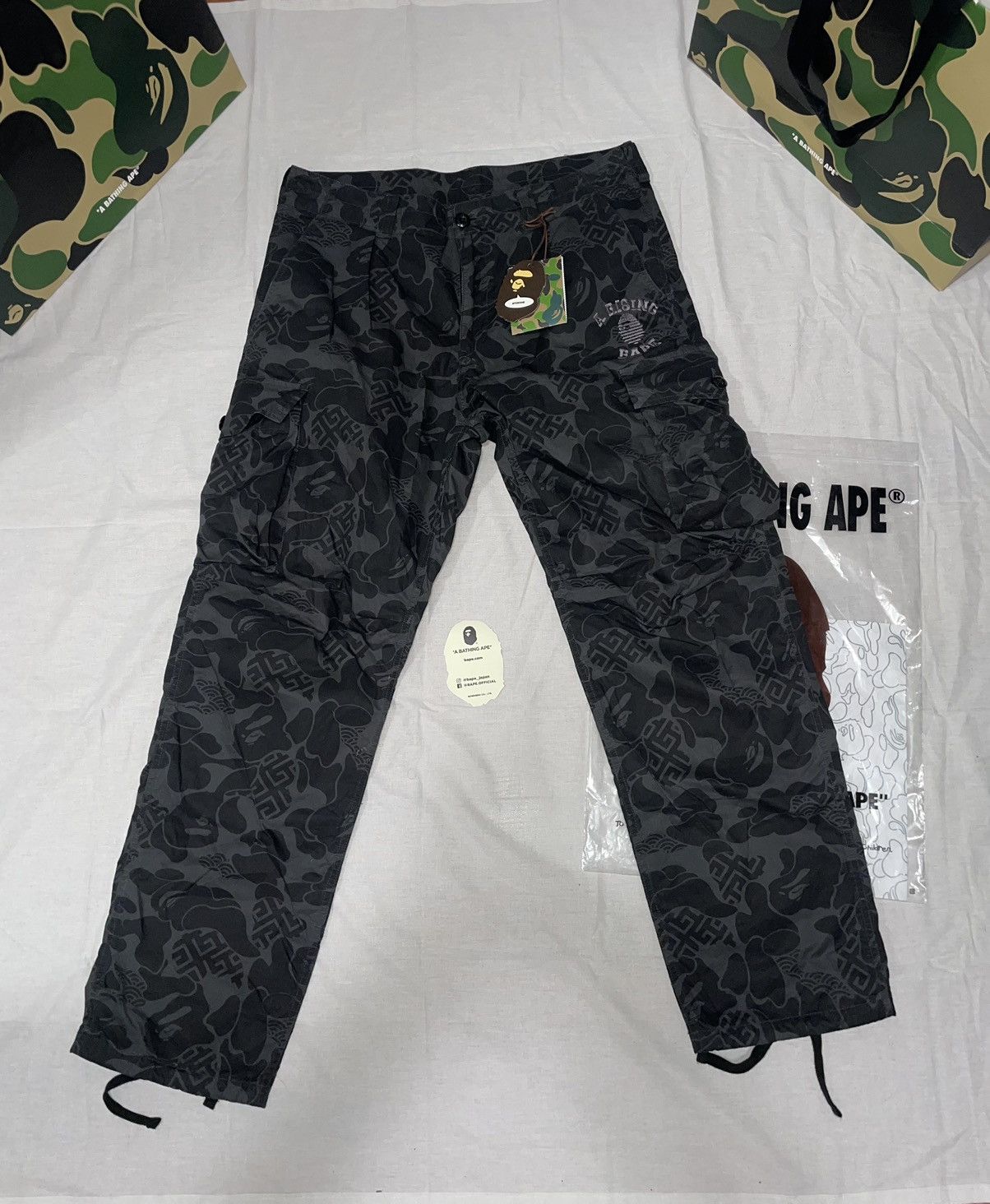 Bape BAPE 1st Camo Cargo Pants ‘Black’ Size US 35 - 1 Thumbnail