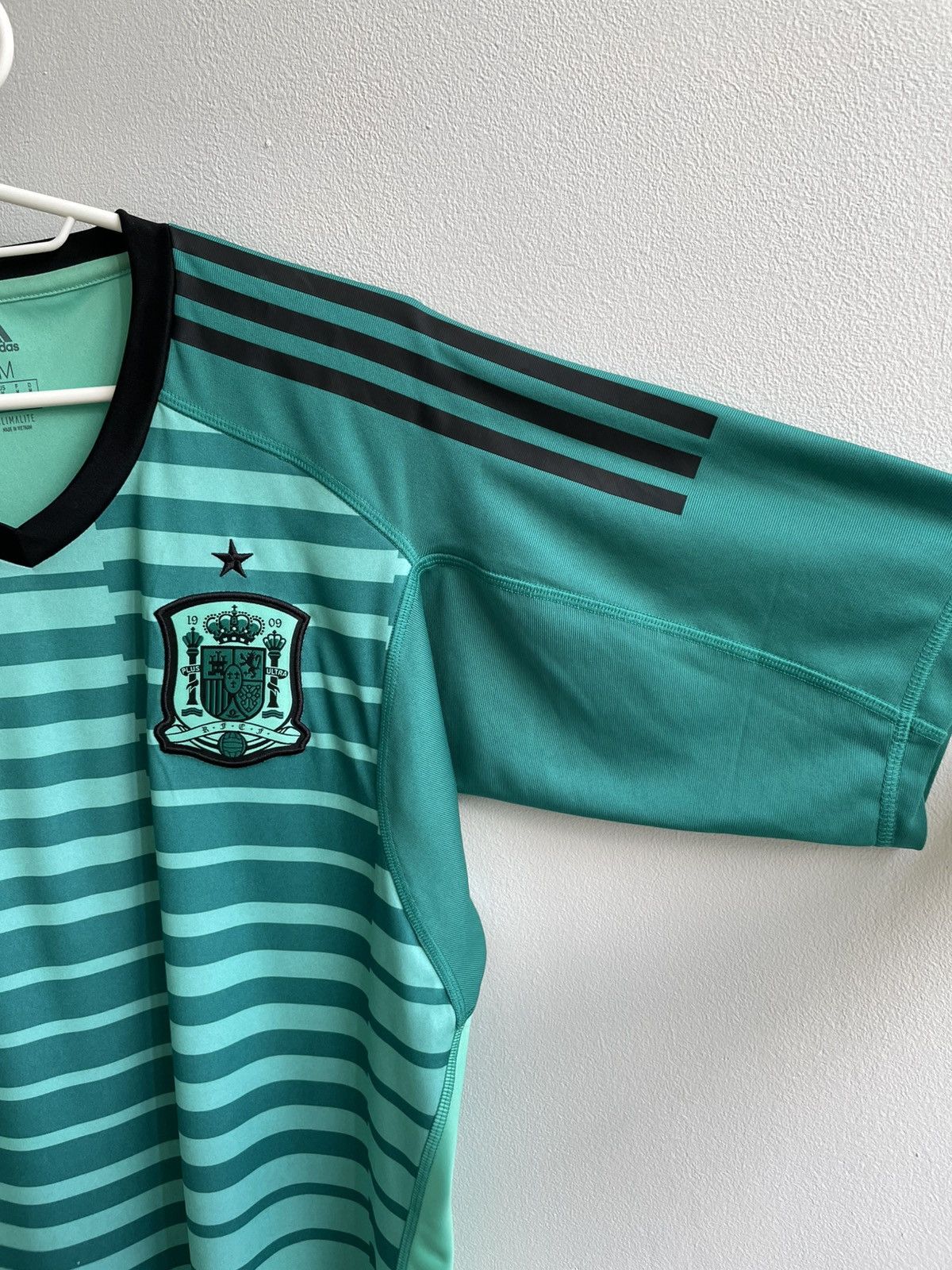 Vintage Spain 2017 2018 Goalkeeper Football Soccer Shirt BR2703 Size US M / EU 48-50 / 2 - 4 Thumbnail