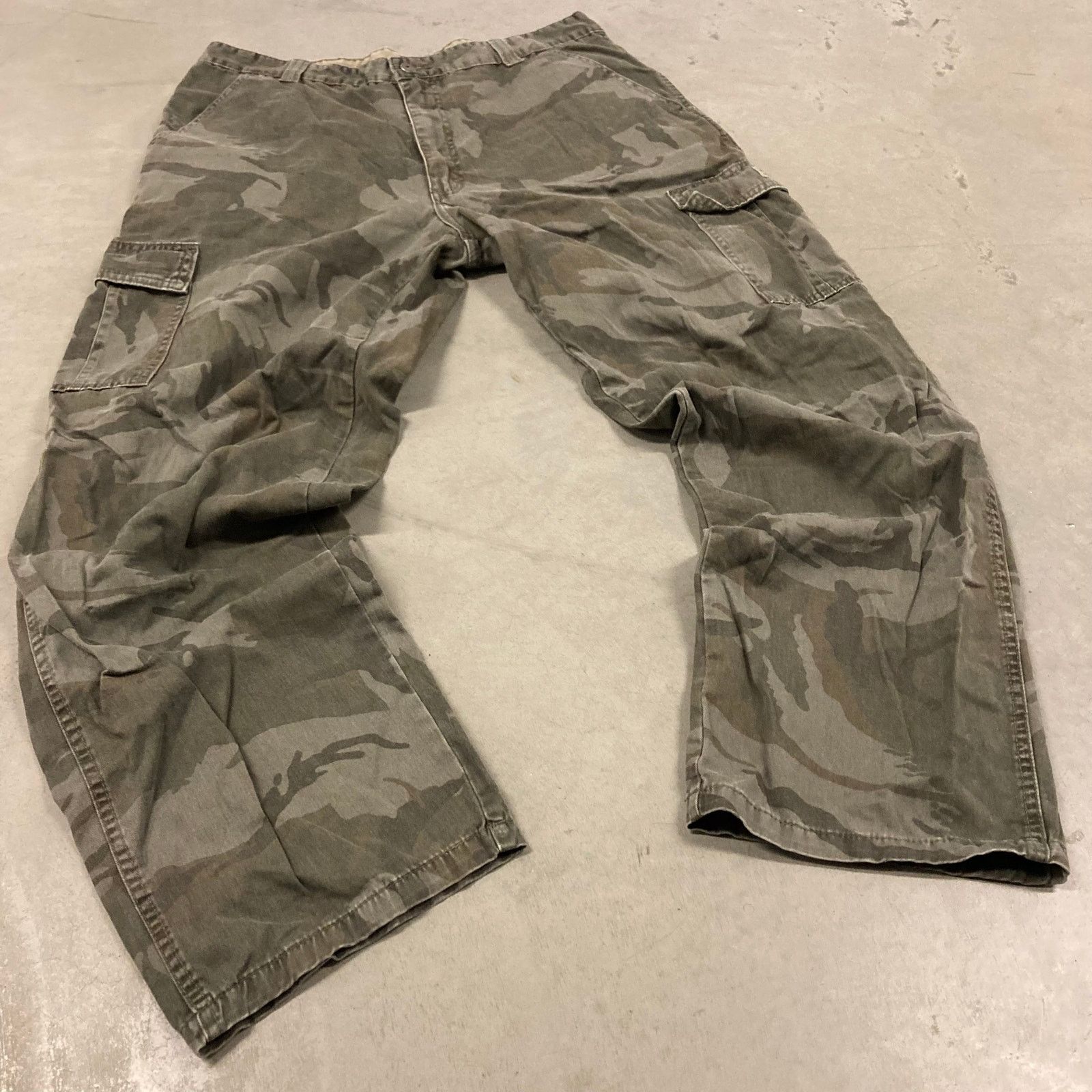 vintage Y2K baggy wrangler camo cargo pants 36x32