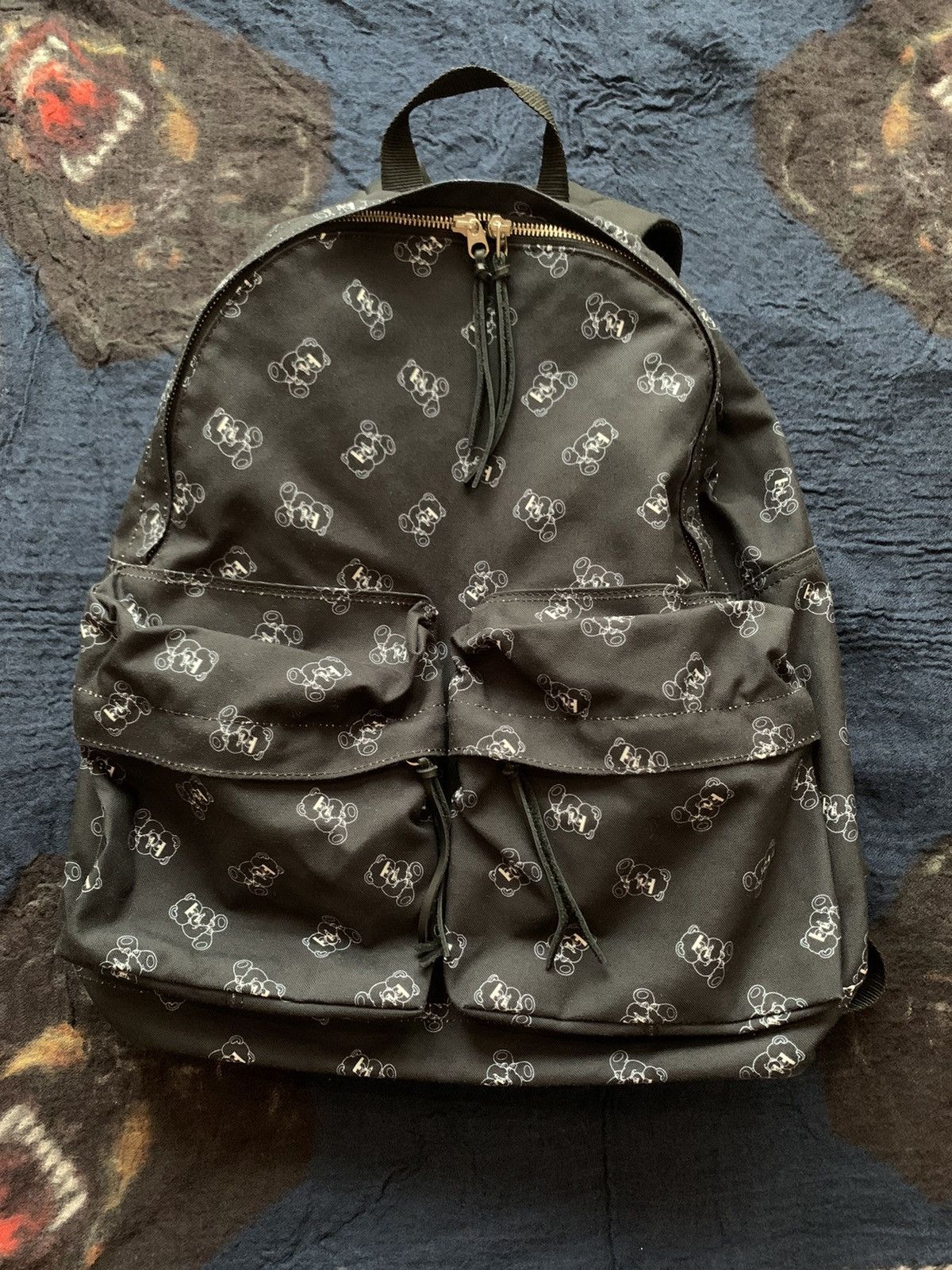 Jun Takahashi Undercover Jun Takahashi Blindfolded Bear Graphic Backpack Size ONE SIZE - 1 Thumbnail
