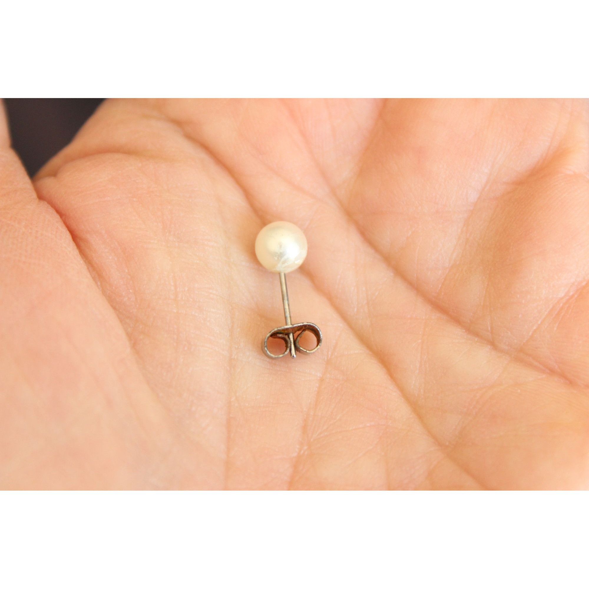 Vintage Vintage Earrings, White Faux Pearl Studs Size ONE SIZE - 7 Thumbnail