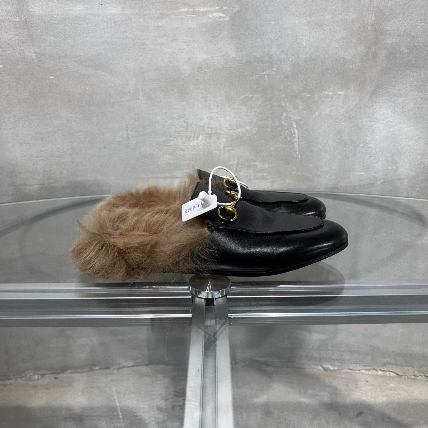 Gucci Gucci fur slippers black size 36 Size US 5 / IT 35 - 4 Thumbnail