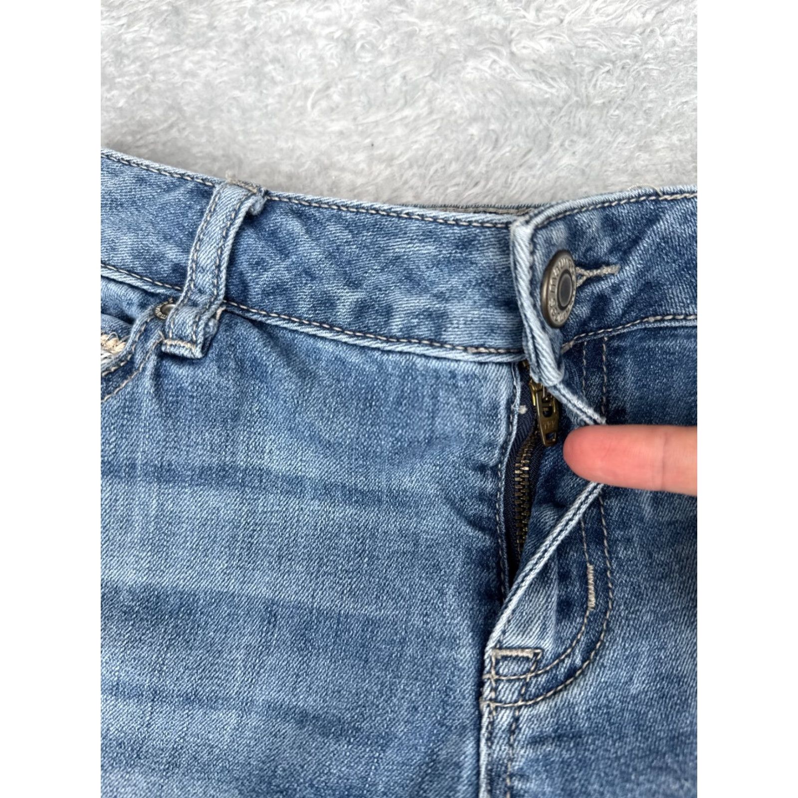 Vintage Maurices Jeans Womens Capri Cotton Blue Denim 2 29x23 Low Embroidered 5-Pocket Distressed Comfort Stretch Size 26" / US 2 / IT 38 - 5 Thumbnail