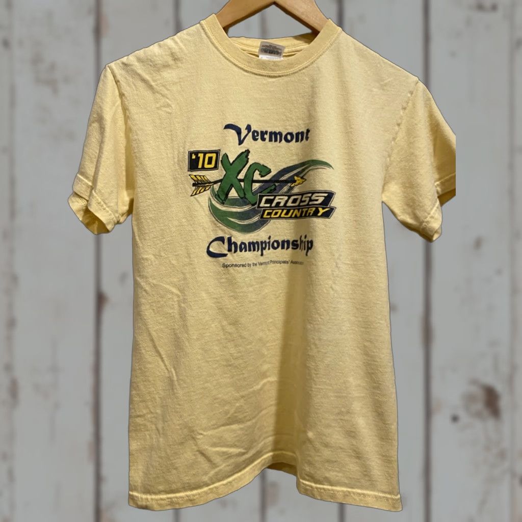 Gildan VINTAGE Vermont Cross Country Running Championship Yellow Short Sleeve S 2010 Shirt Womens Yellow Short Sleeve S 2010 Size 28" / US 6 / IT 42 - 1 Thumbnail