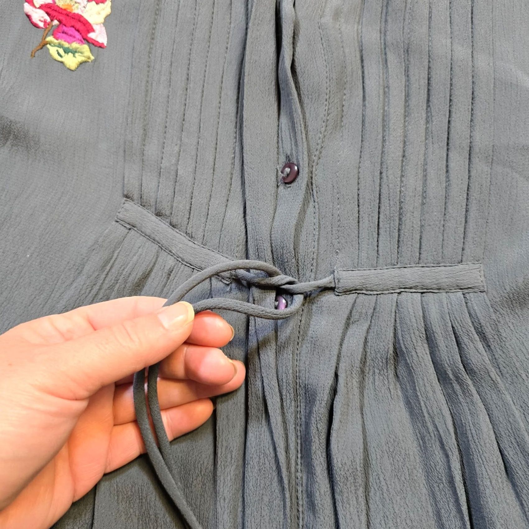 Soft Surroundings Soft Surroundings Top Womens Medium Gray Floral Embroidery Pleated Casual Boho Shirt Size M / US 6-8 / IT 42-44 - 7 Thumbnail