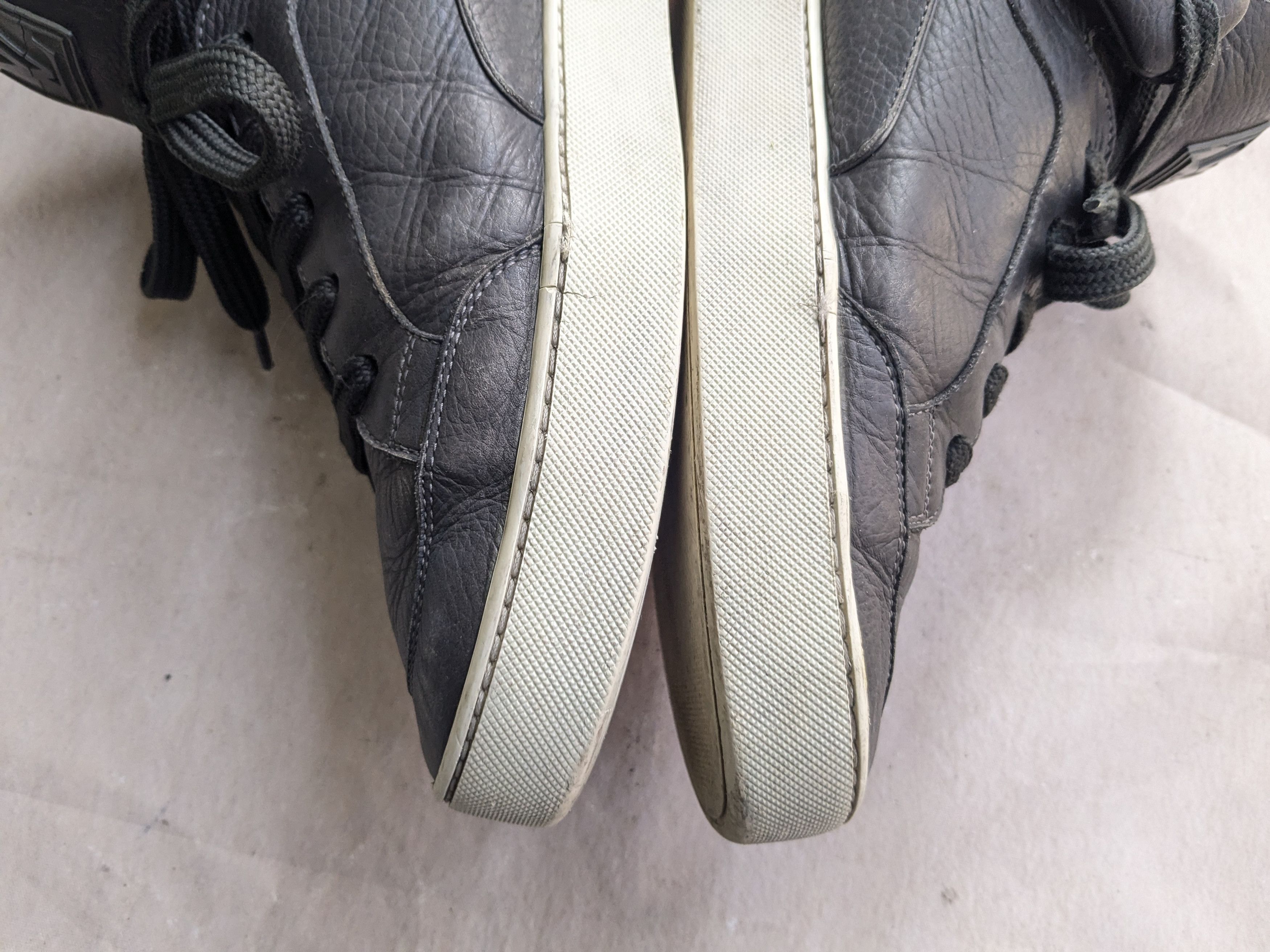 Kanye West × Louis Vuitton Louis Vuitton Dons Kanye West Gray Leather Low Tops 11 Size US 11 / EU 44 - 13 Thumbnail