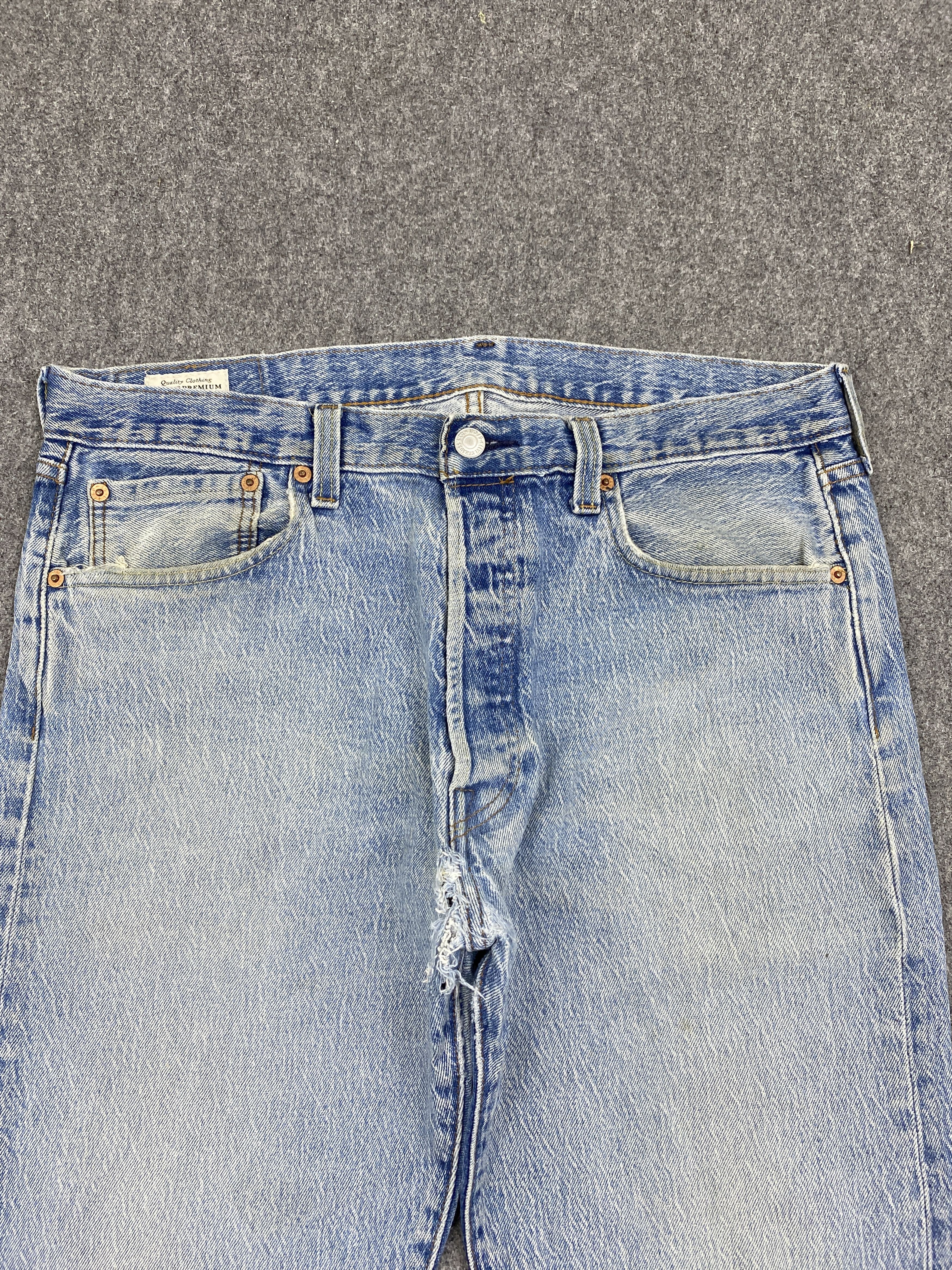 Levi's Vintage Levis 501 Lightwash Blue Jeans DP2833 Size US 34 / EU 50 - 2 Thumbnail