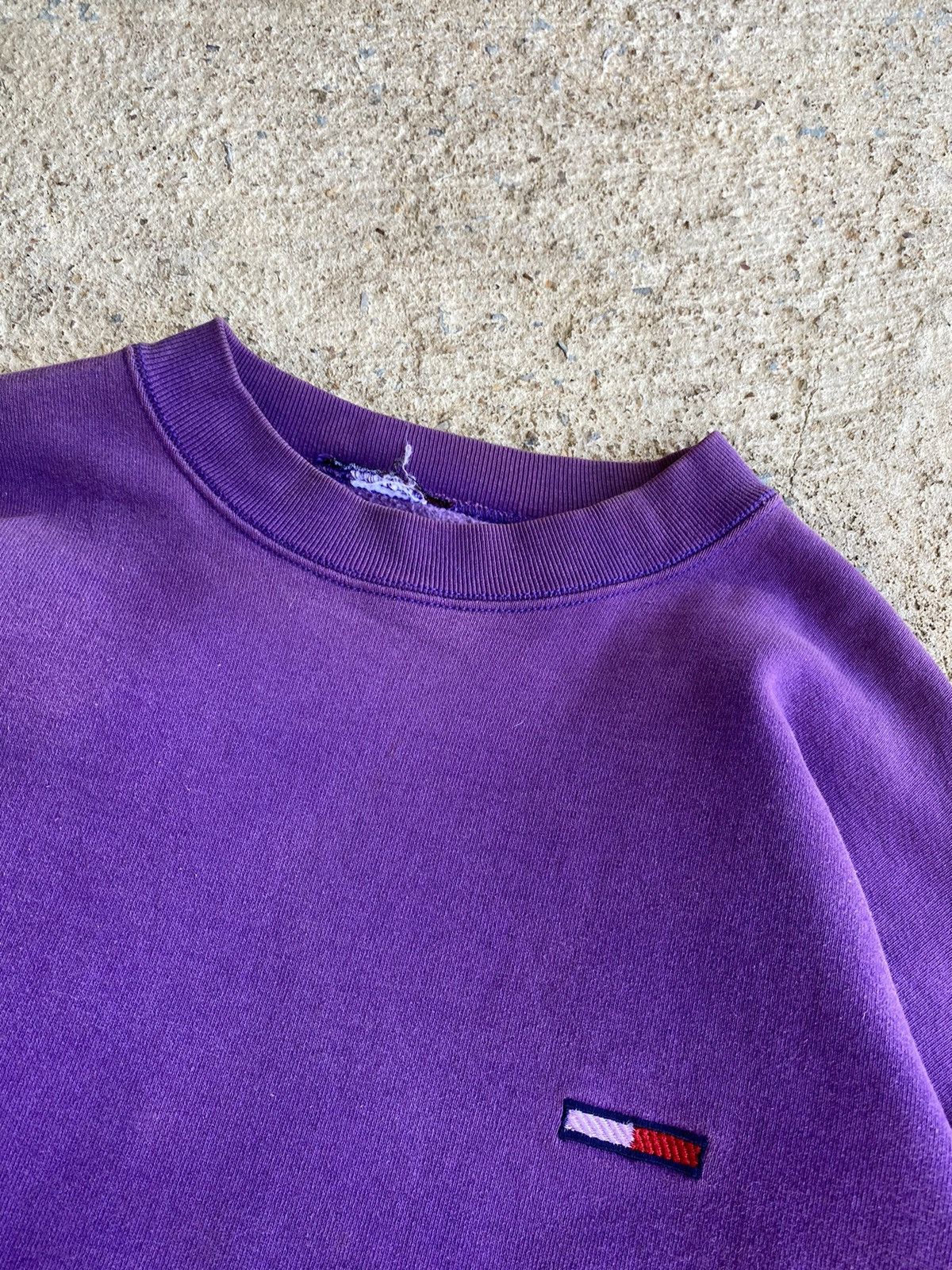 Tommy Hilfiger × Vintage Vintage 90’s Tommy Hilfiger Faded Purple Sweatshirt Size US XL / EU 56 / 4 - 4 Thumbnail