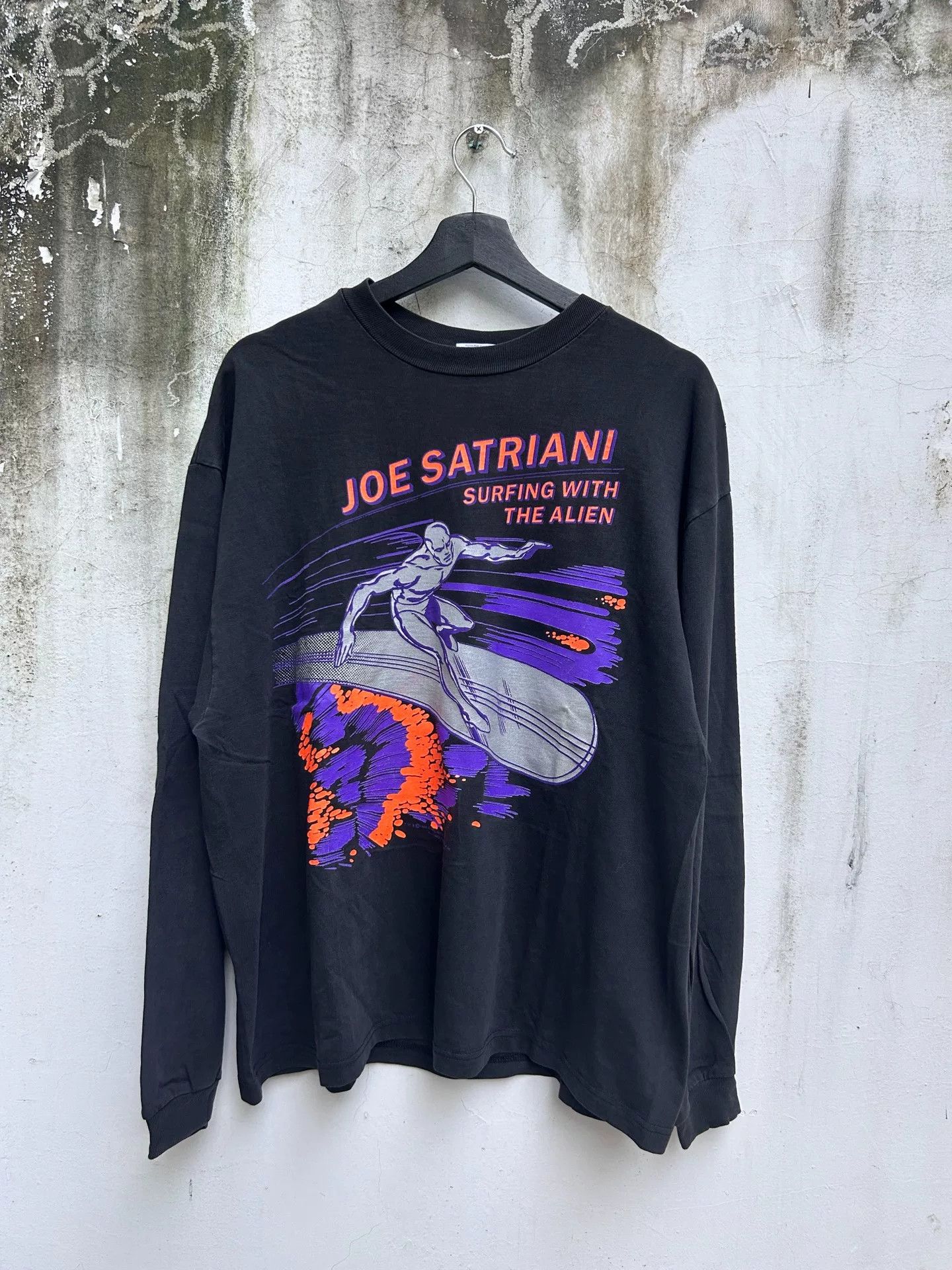 Vintage Vintage Joe Satriani Surfing Alien T-Shirt Size US XL / EU 56 / 4 - 1 Thumbnail