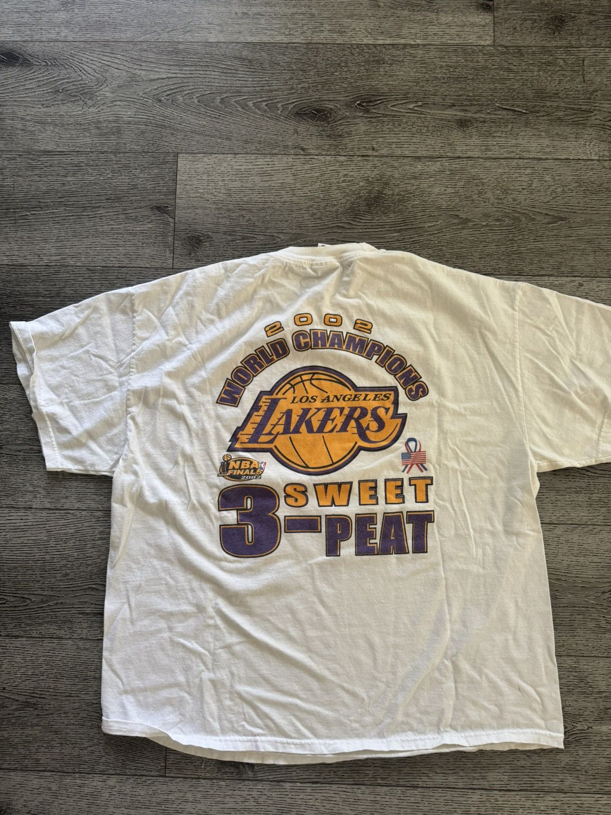 NBA 2002 Vintage Lakers 3 Peat Trophies Tee Size US XXL / EU 58 / 5 - 8 Thumbnail