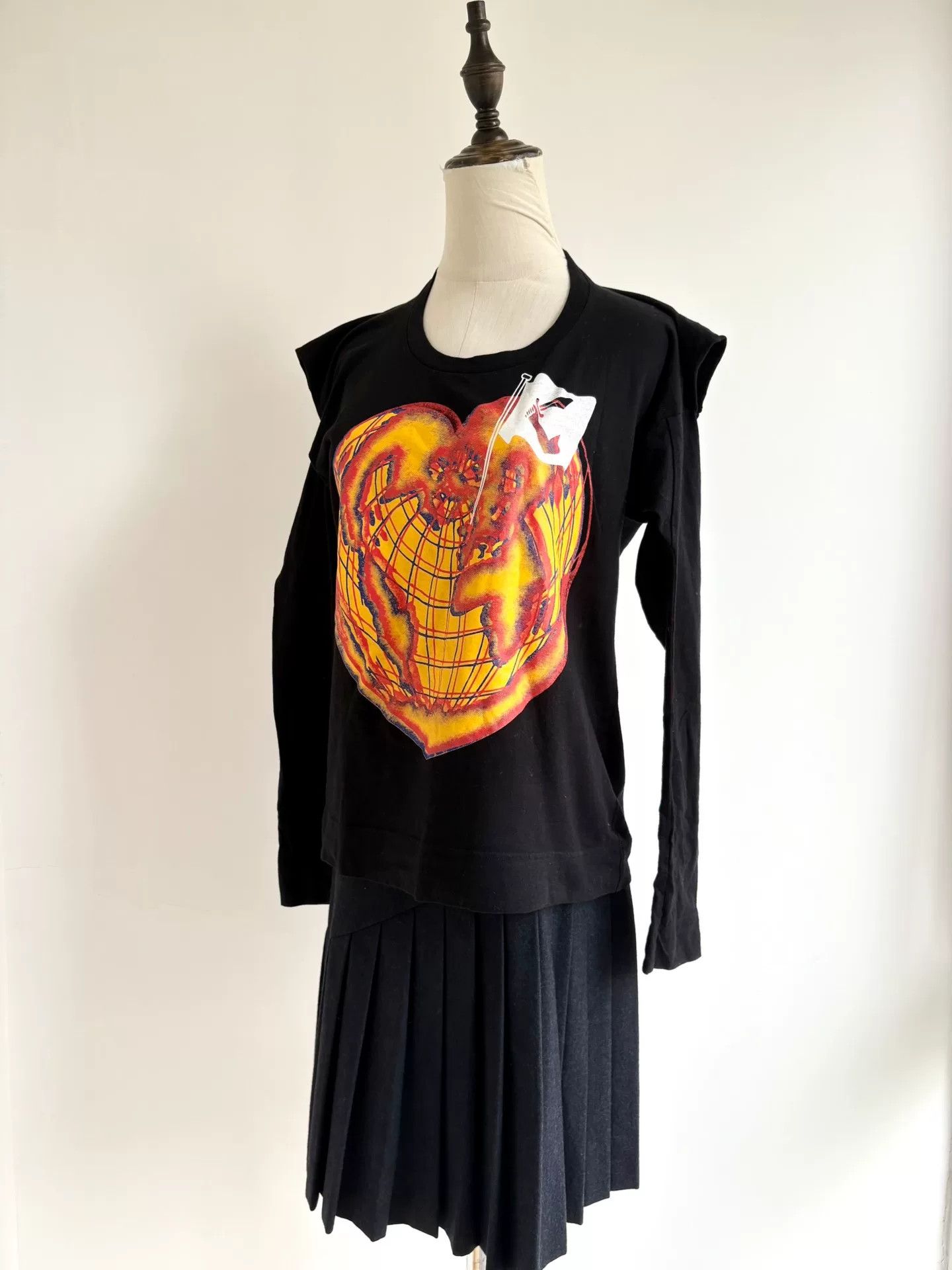 Vivienne Westwood vivienne westwood black heart earth shoulder top Size M / US 6-8 / IT 42-44 - 1 Thumbnail