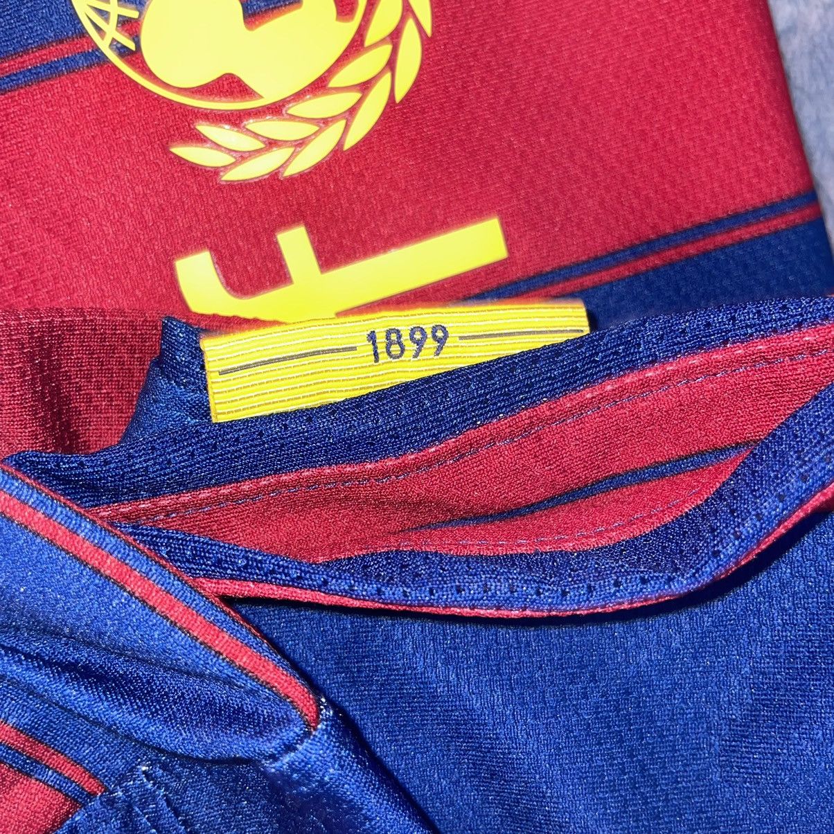 Nike Authentic Vintage Nike FC Barcelona 2009-2010 Home Jersey Size US S / EU 44-46 / 1 - 8 Thumbnail
