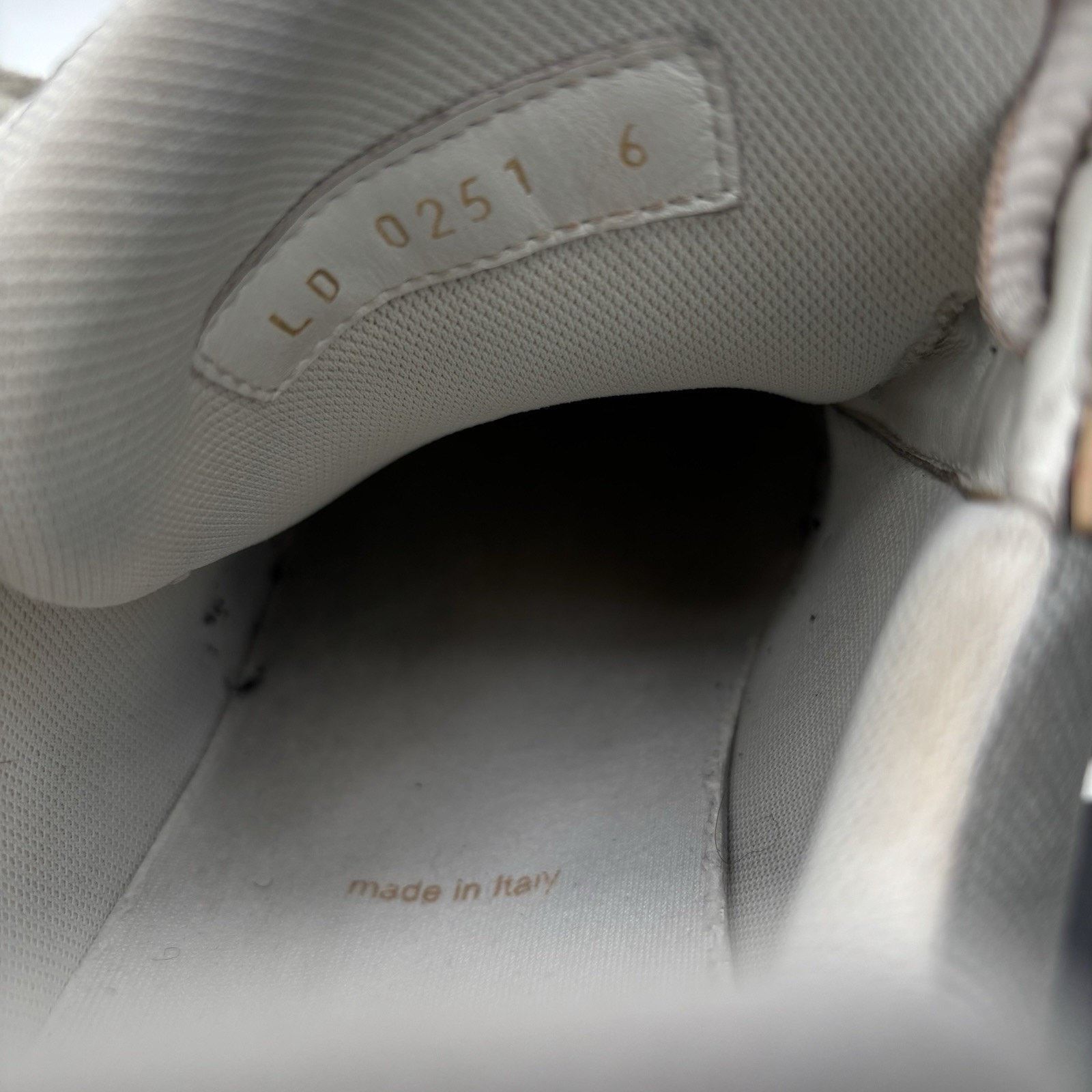 Louis Vuitton (7-7.5 US) Louis Vuitton Trainer ' Metallic, Beige ' Size US 7 / EU 40 - 20 Thumbnail