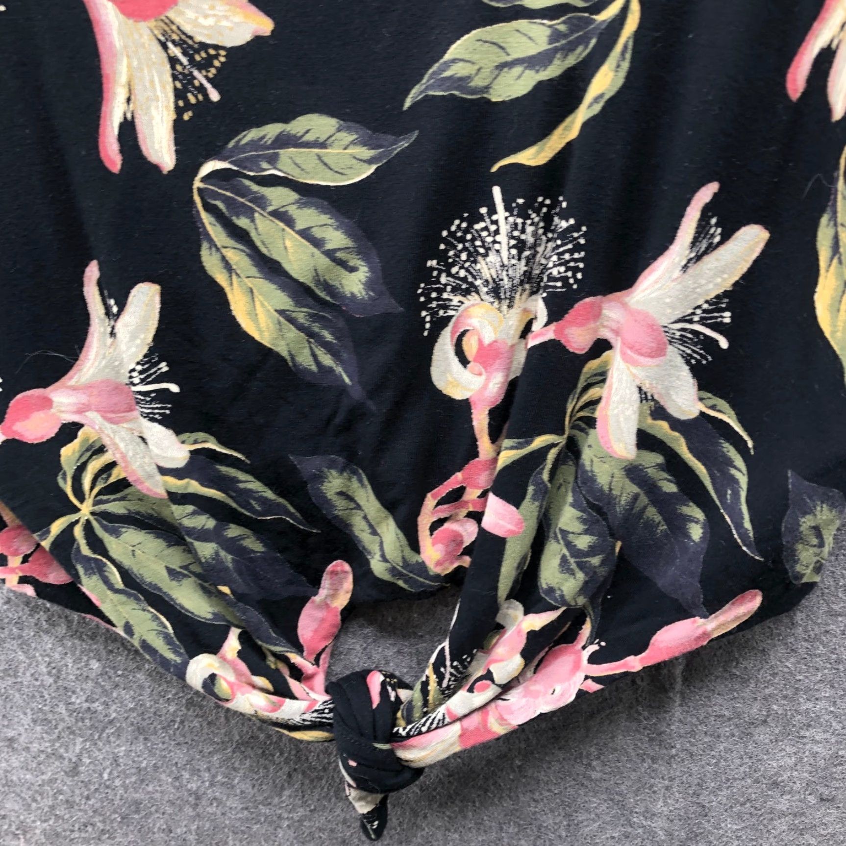 Aritzia Aritzia Babaton Tie Front Crop Top Womens S Black Palm Tropical Sleeveless Tank Size S / US 4 / IT 40 - 7 Thumbnail