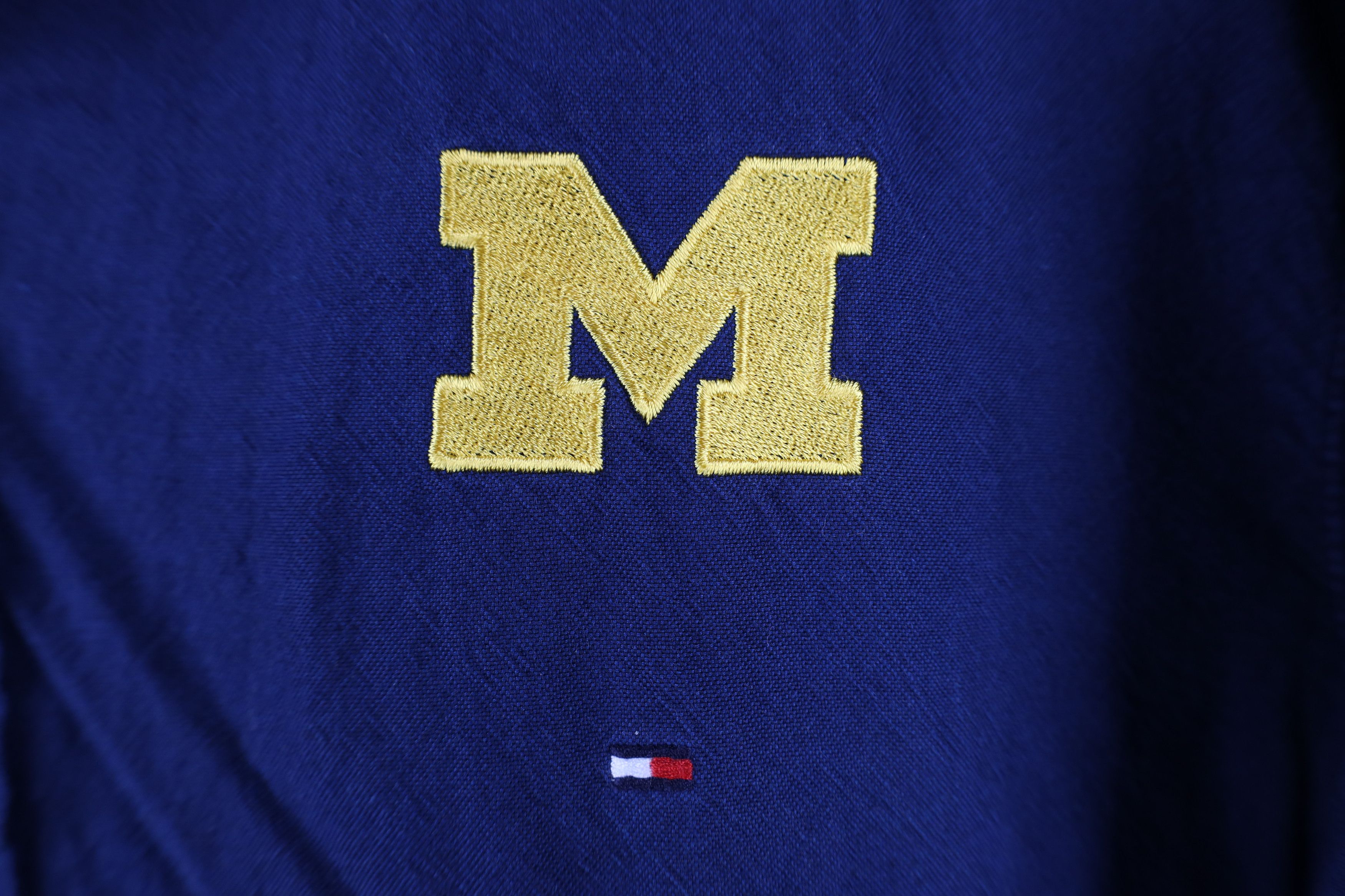 Tommy Hilfiger Vintage Tommy Hilfiger University of Michigan Button Shirt Size US M / EU 48-50 / 2 - 4 Thumbnail