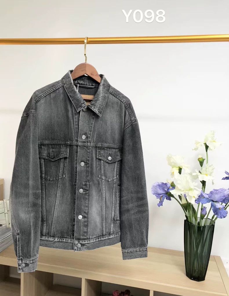 Balenciaga Balenciaga size 34 Worn logo denim jacket Size US S / EU 44-46 / 1 - 1 Thumbnail