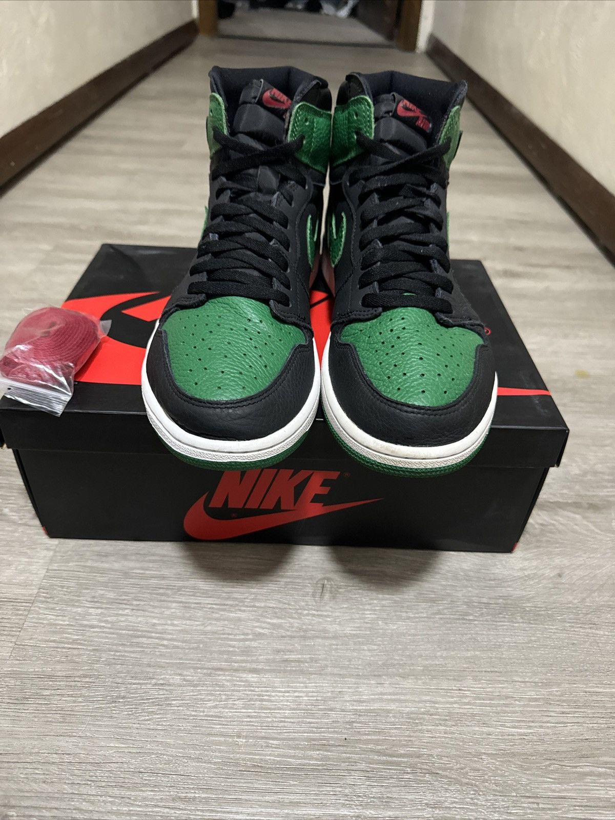Jordan Brand × Nike Size 12 - Jordan 1 Retro OG High Pine Green 2.0 Size US 12 / EU 45 - 2 Thumbnail