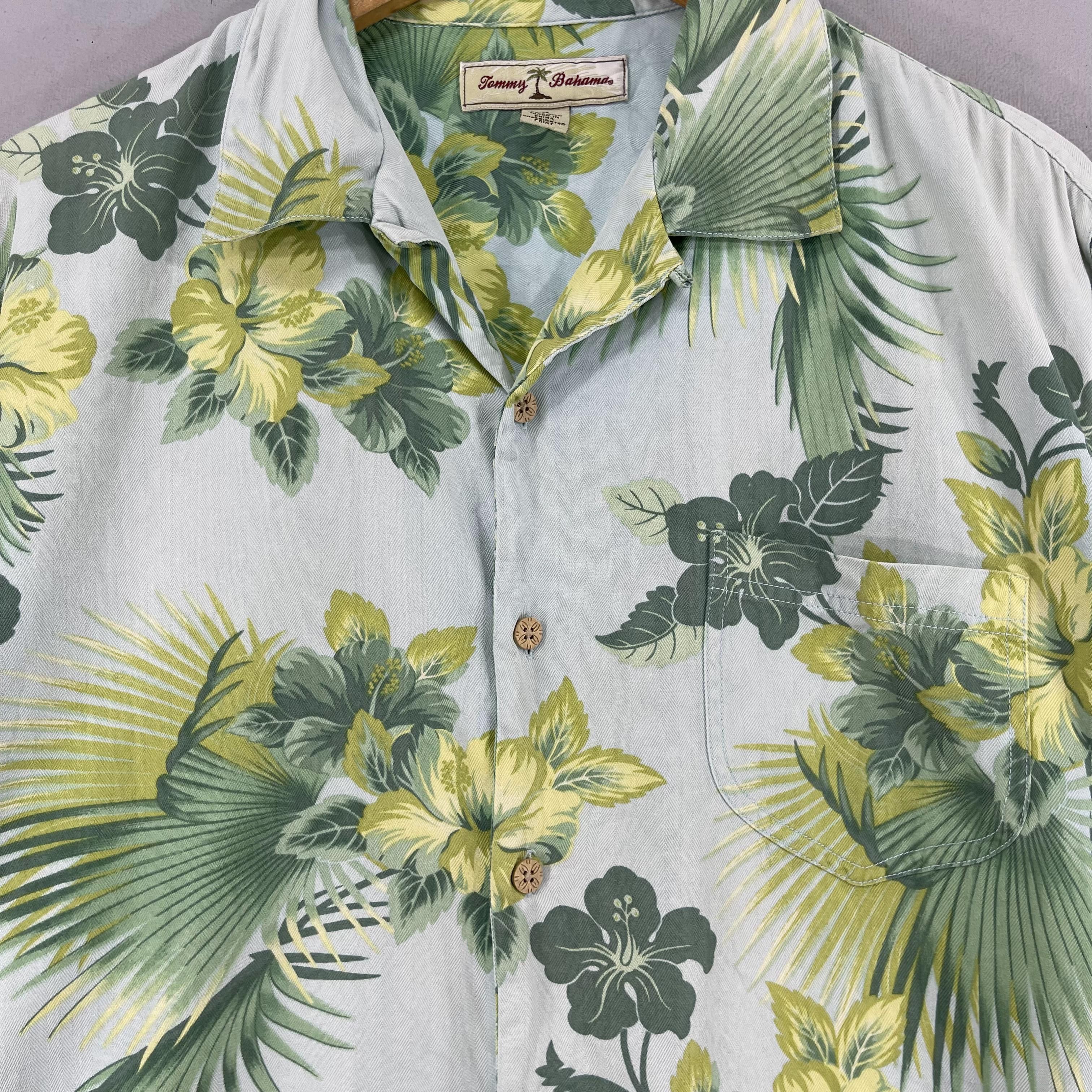 Vintage TOMMY BAHAMA Hawaii Floral Hibiscus Motive Shirt