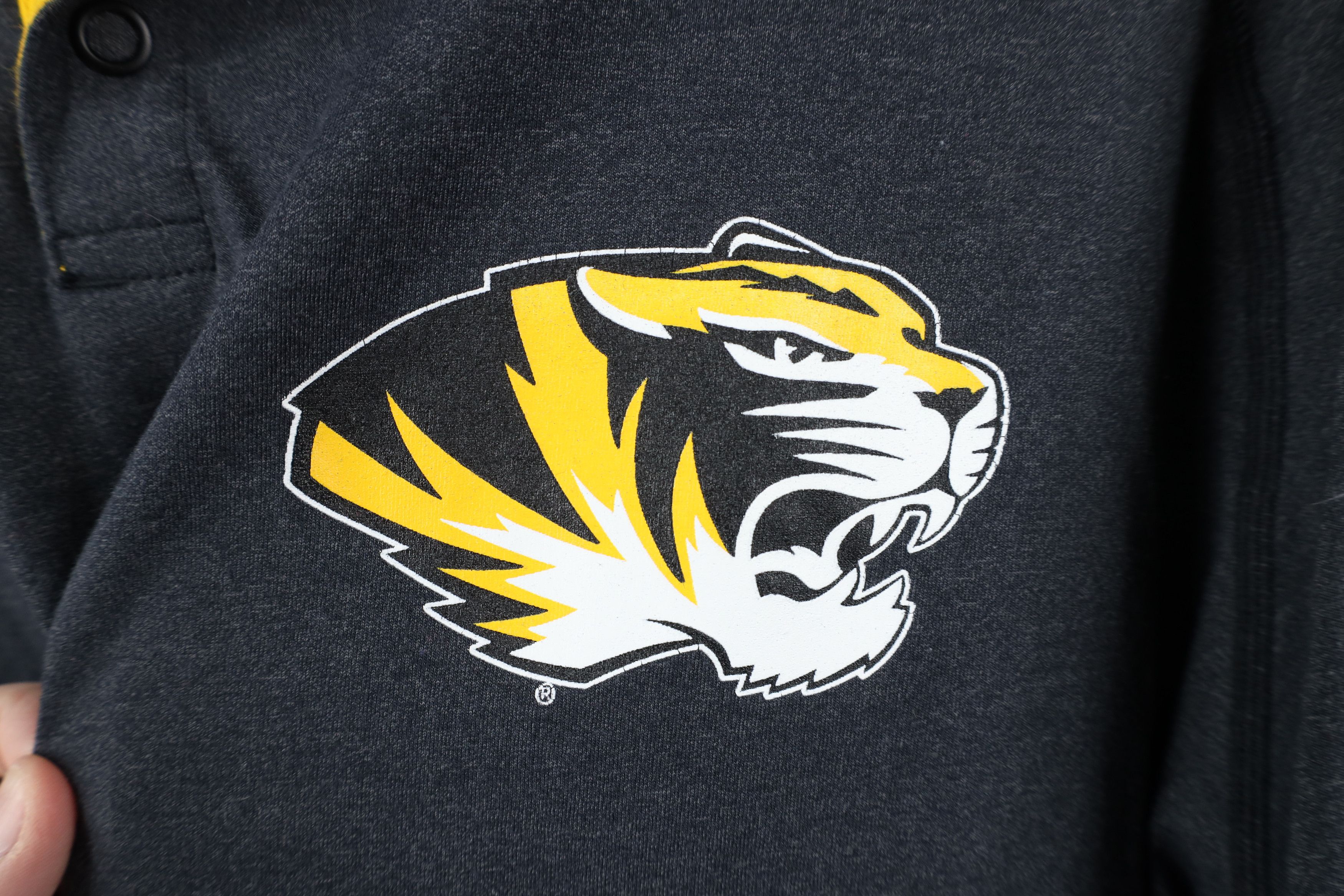 Under Armour × Vintage Under Armour University of Missouri Hooded Henley T-Shirt Size US L / EU 52-54 / 3 - 5 Thumbnail