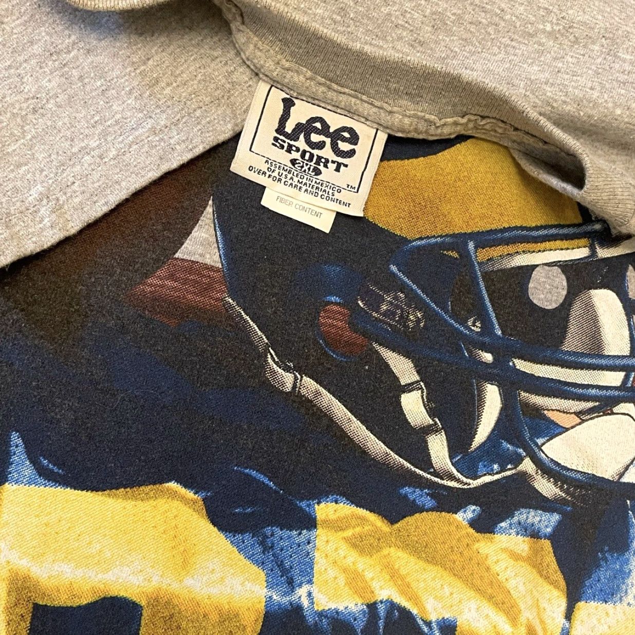 Vintage VINTAGE VTG 90s Michigan Wolverines Football Big Graphic Shirt Mens XXL Gray T-Shirt Size 2XL Mens 90s Football Graphic Size US XXL / EU 58 / 5 - 2 Thumbnail