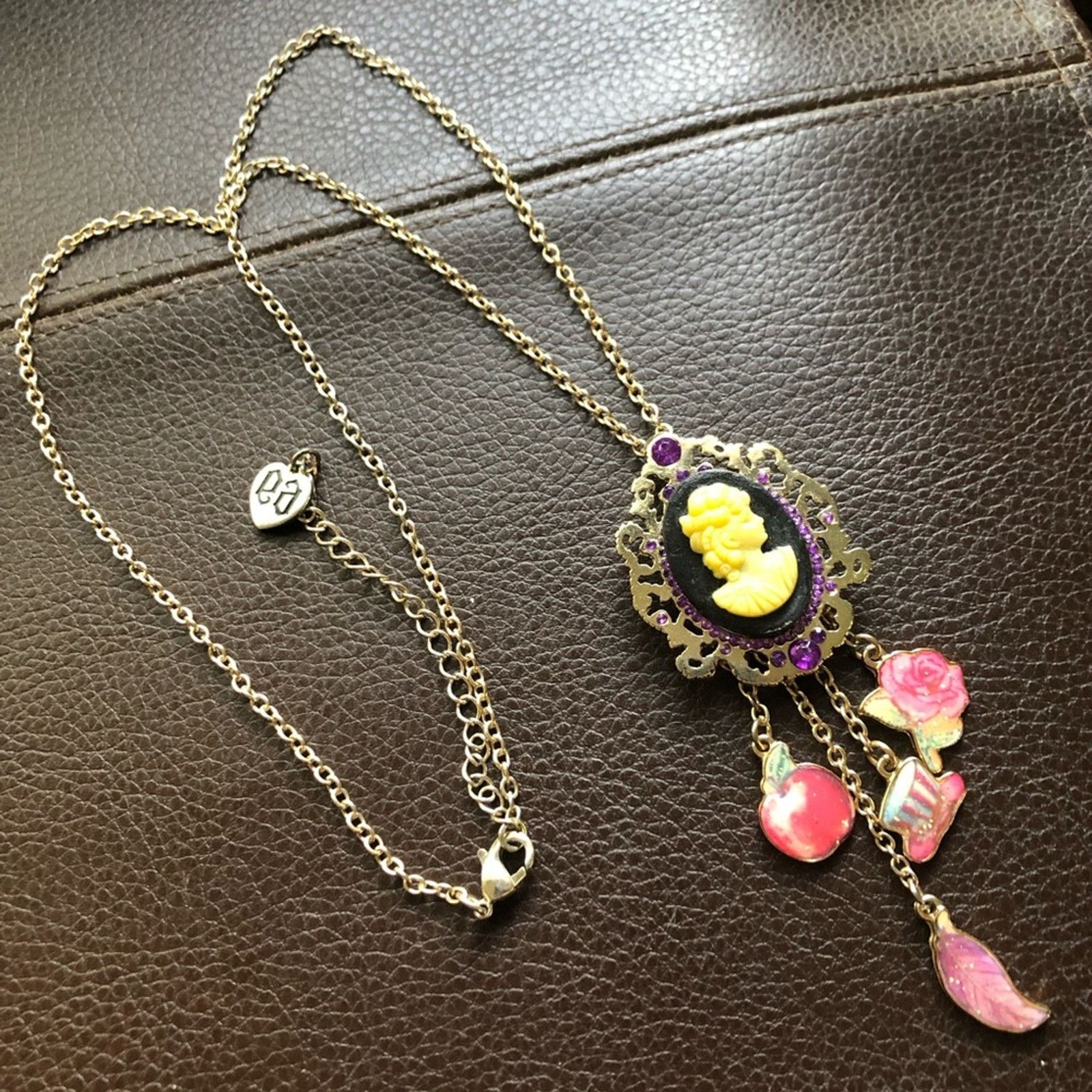 Jewelry Victorian look cameo charm pendant on chain necklace Size ONE SIZE - 5 Thumbnail