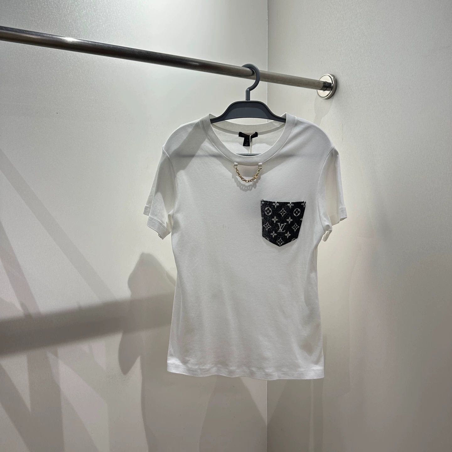 Louis Vuitton LV apr565 Monogram Denim Pocket Cotton SS Tee M Size M / US 6-8 / IT 42-44 - 1 Thumbnail