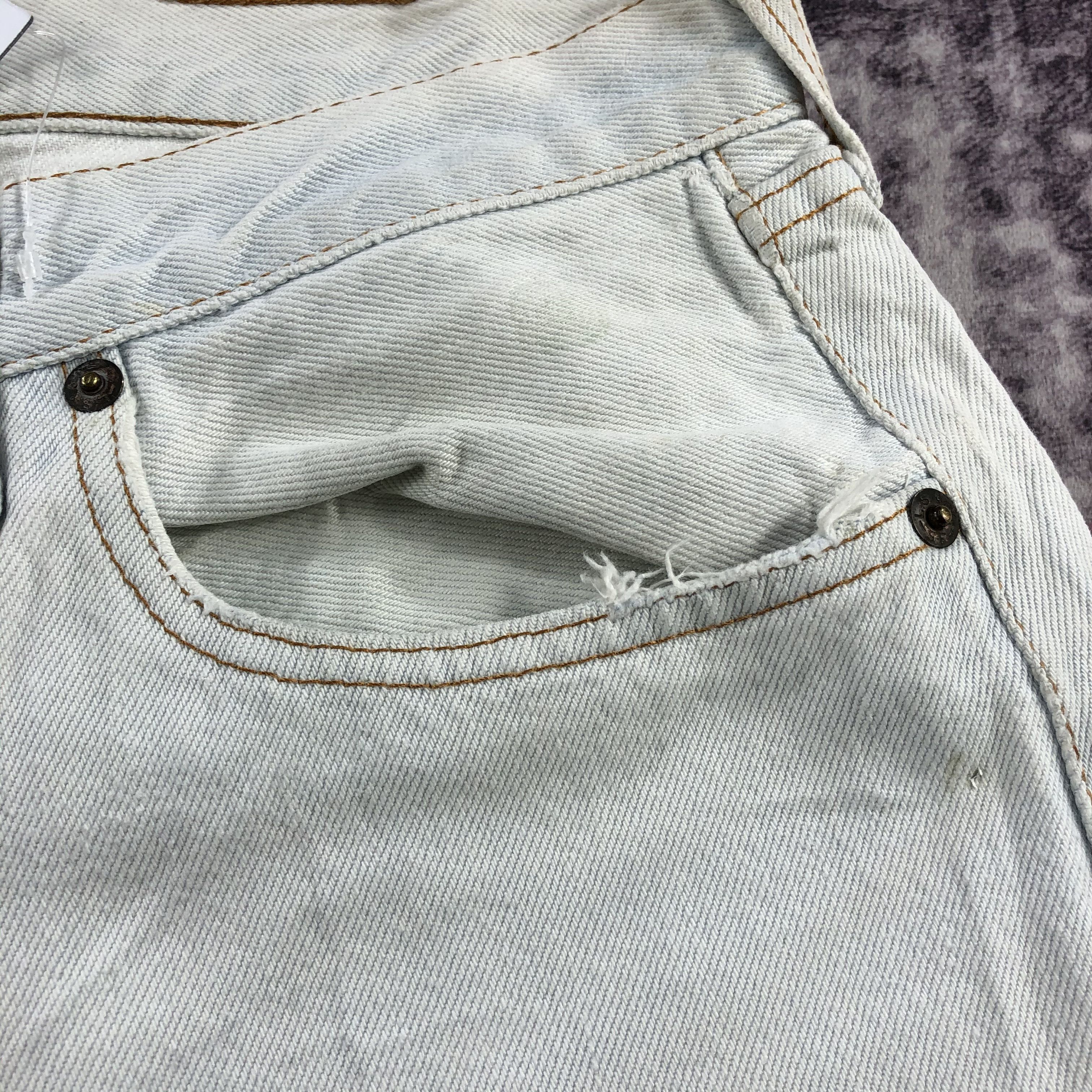 Levi's × Vintage Vintage 90s Light Wash Levis 501 Jeans-JM2525 Size US 32 / EU 48 - 12 Thumbnail
