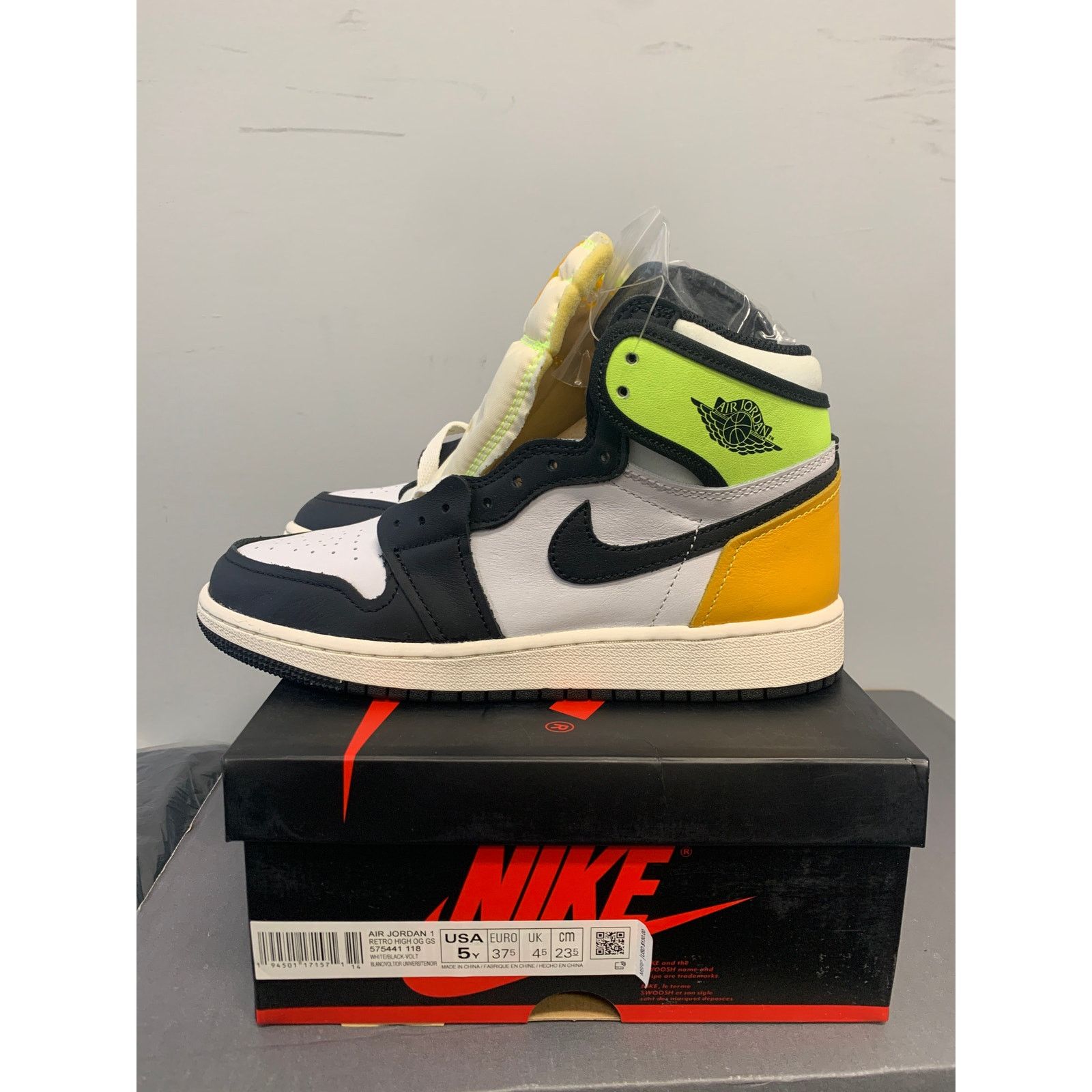 Nike Jordan 1 Retro High White Black Volt University Gold GS 5Y Size US 5 / EU 37 - 3 Thumbnail