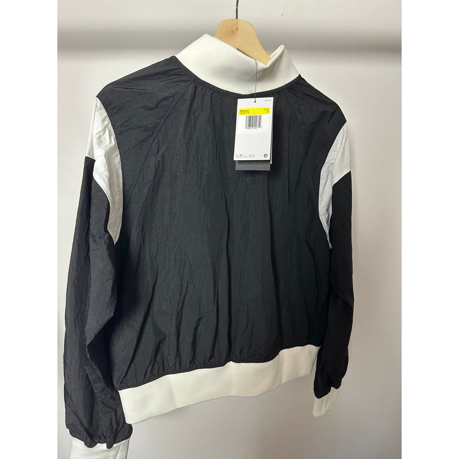 Jordan Brand Jordan Black and White V-Neck Crewneck- Size S - FB 5091-010 Size S / US 4 / IT 40 - 2 Thumbnail