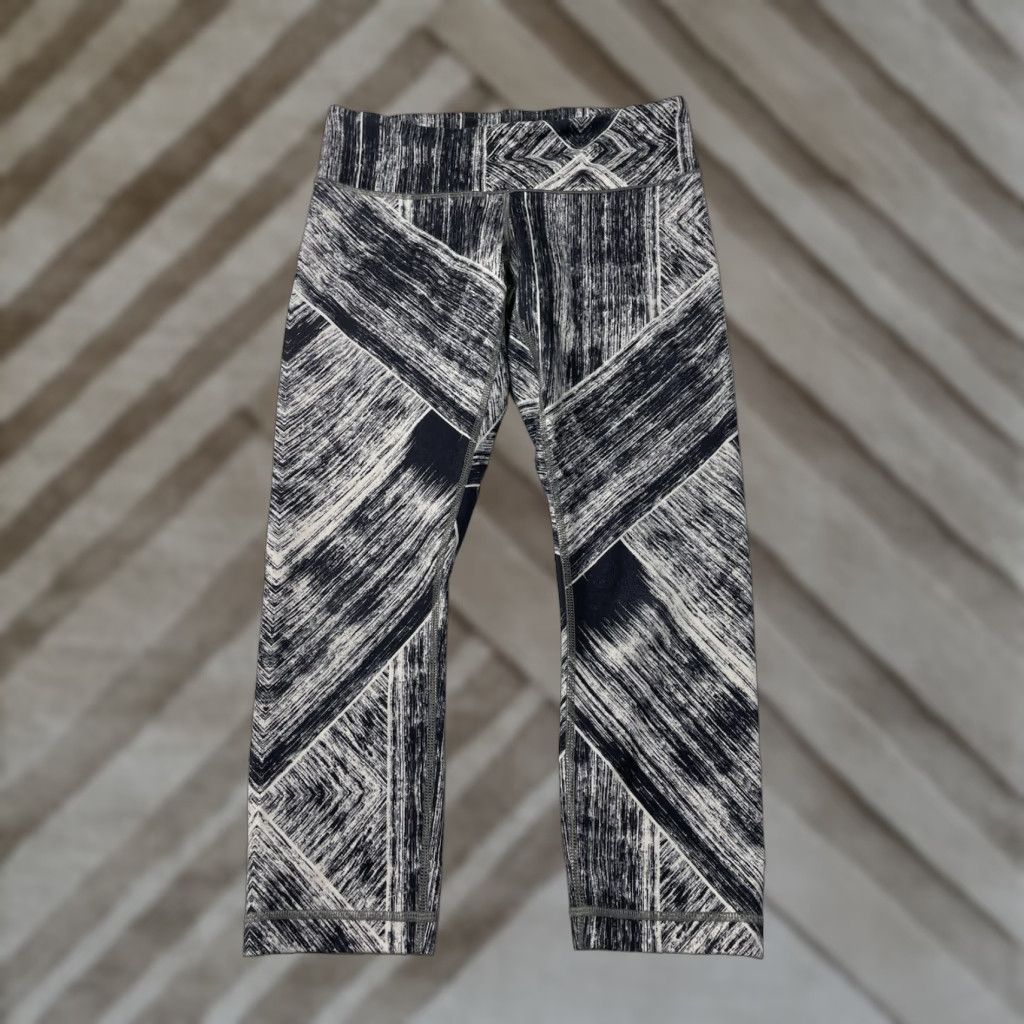 Lululemon Lululemon Wunder Under Crop II Leggings Size 6 White Black Multicolor Geometric Luon Cropped Skinny Women Activewear Pants/Leggings Size 28" / US 6 / IT 42 - 1 Thumbnail