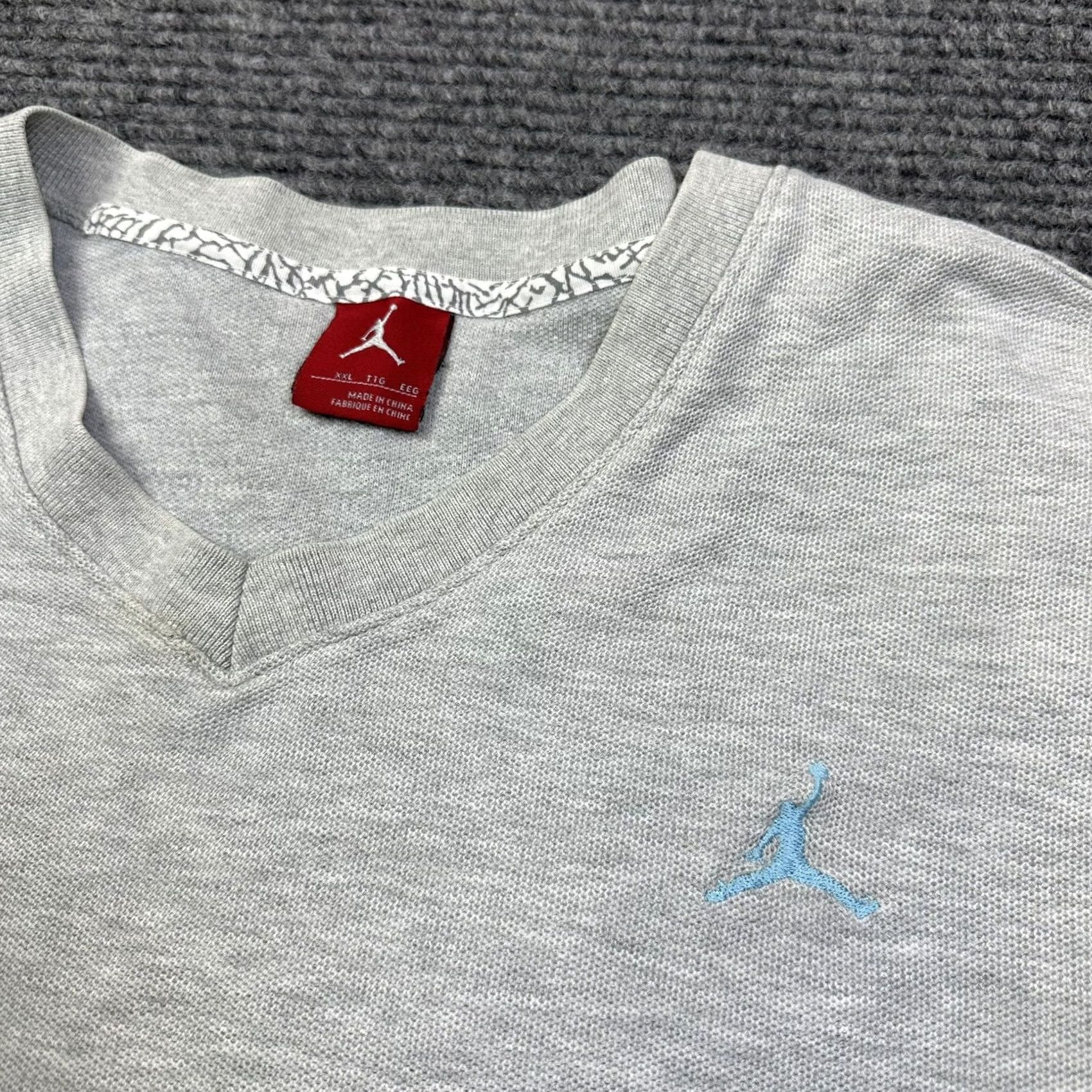 Jordan Brand Air Jordan Shirt Mens 2XL Short Sleeve V-Neck Cotton Embroidered Logo Gray Basketball Size US XXL / EU 58 / 5 - 2 Thumbnail