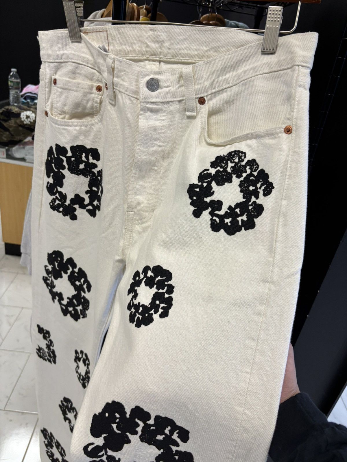 DENIM TEARS Denim tears cotton wreath white jeans Size US 32 / EU 48 - 2 Thumbnail