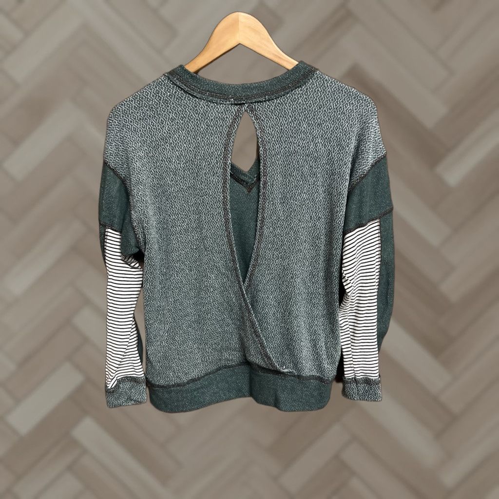 Vintage BKE Sweatshirt M Inside-out Fleece Green V-Neck Open-Back Pullover Women's Shirt Adult M Green V-Neck Pullover Open-Back Sweatshirt BKE Women Size M / US 6-8 / IT 42-44 - 1 Thumbnail