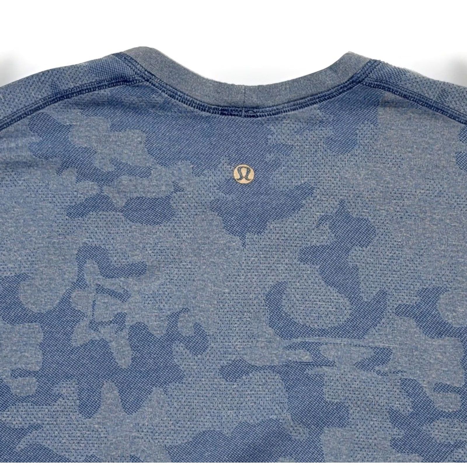 Lululemon Lululemon Shirt Mens Large Blue Camo Seamless Athletic Training Short Sleeve Size US L / EU 52-54 / 3 - 4 Thumbnail
