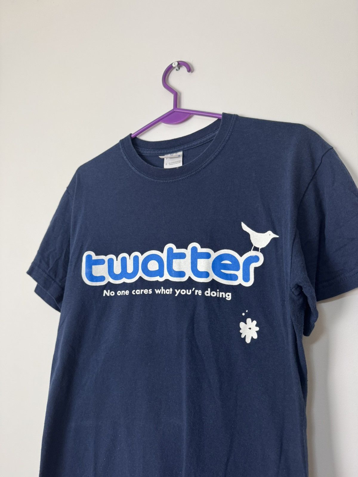 Vintage Funny “twatter” slogan tee “no ones care what you doing” Size US S / EU 44-46 / 1 - 2 Thumbnail