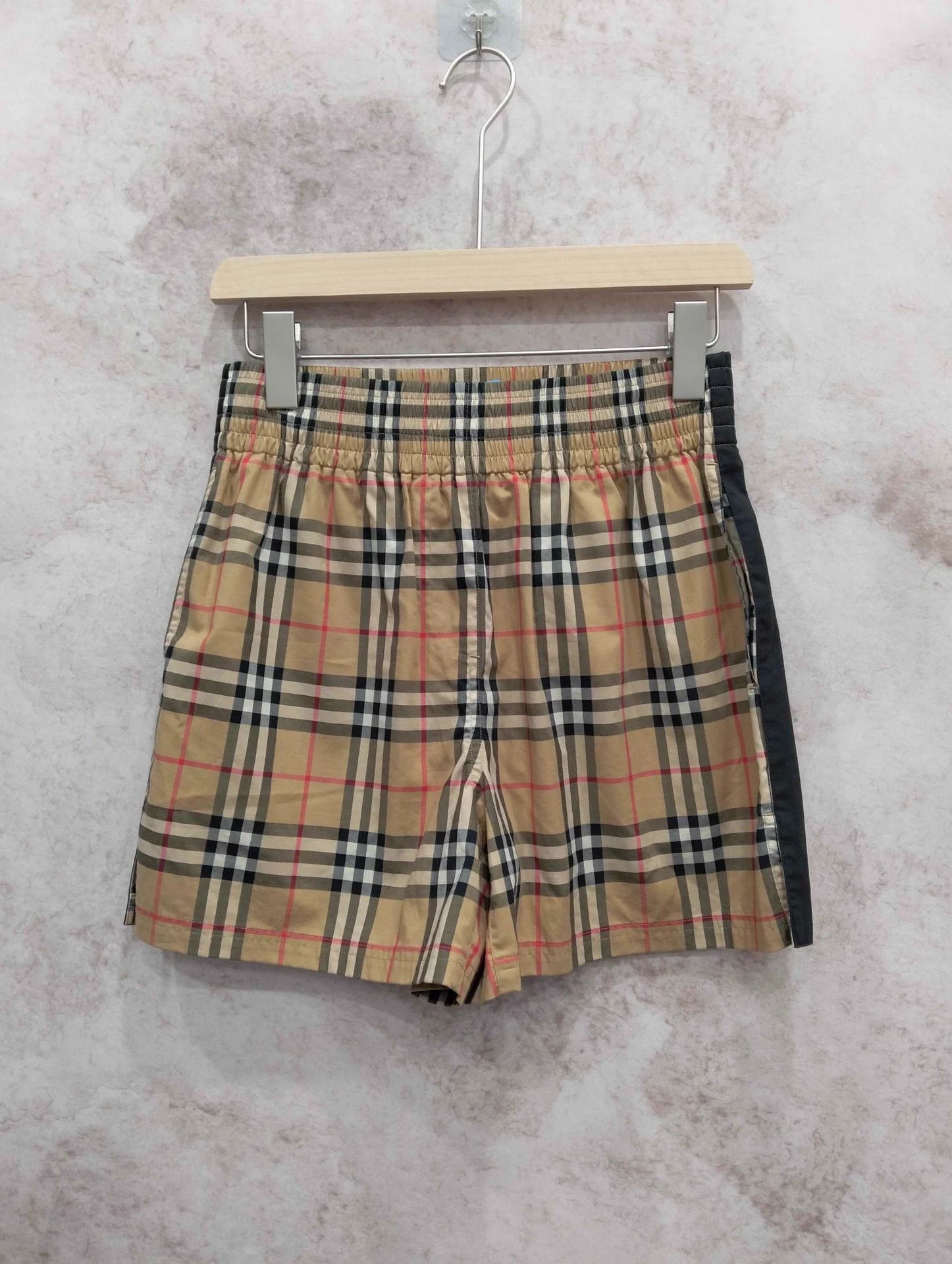 Burberry Burberry Classic Check Black Trim Short UK4 Size 25" / US 0 / IT 36 - 1 Thumbnail