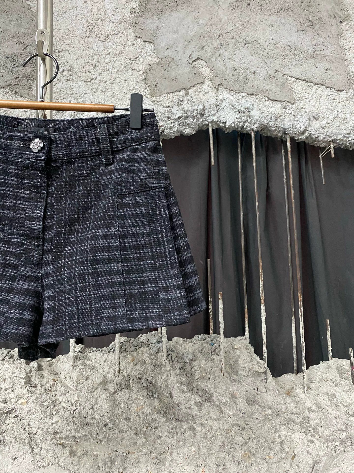 Chanel Chanel Denim Shorts Size: 34 Condition: Size 34" / US 12 / IT 48 - 3 Thumbnail