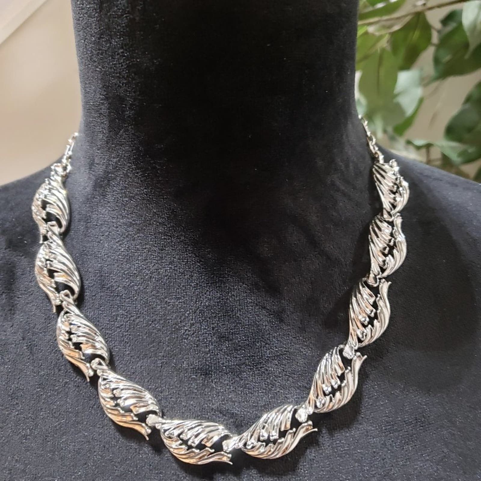 Other Vintage Women Silver Tone Curved Textured Leaf Link Necklace Size ONE SIZE - 2 Thumbnail
